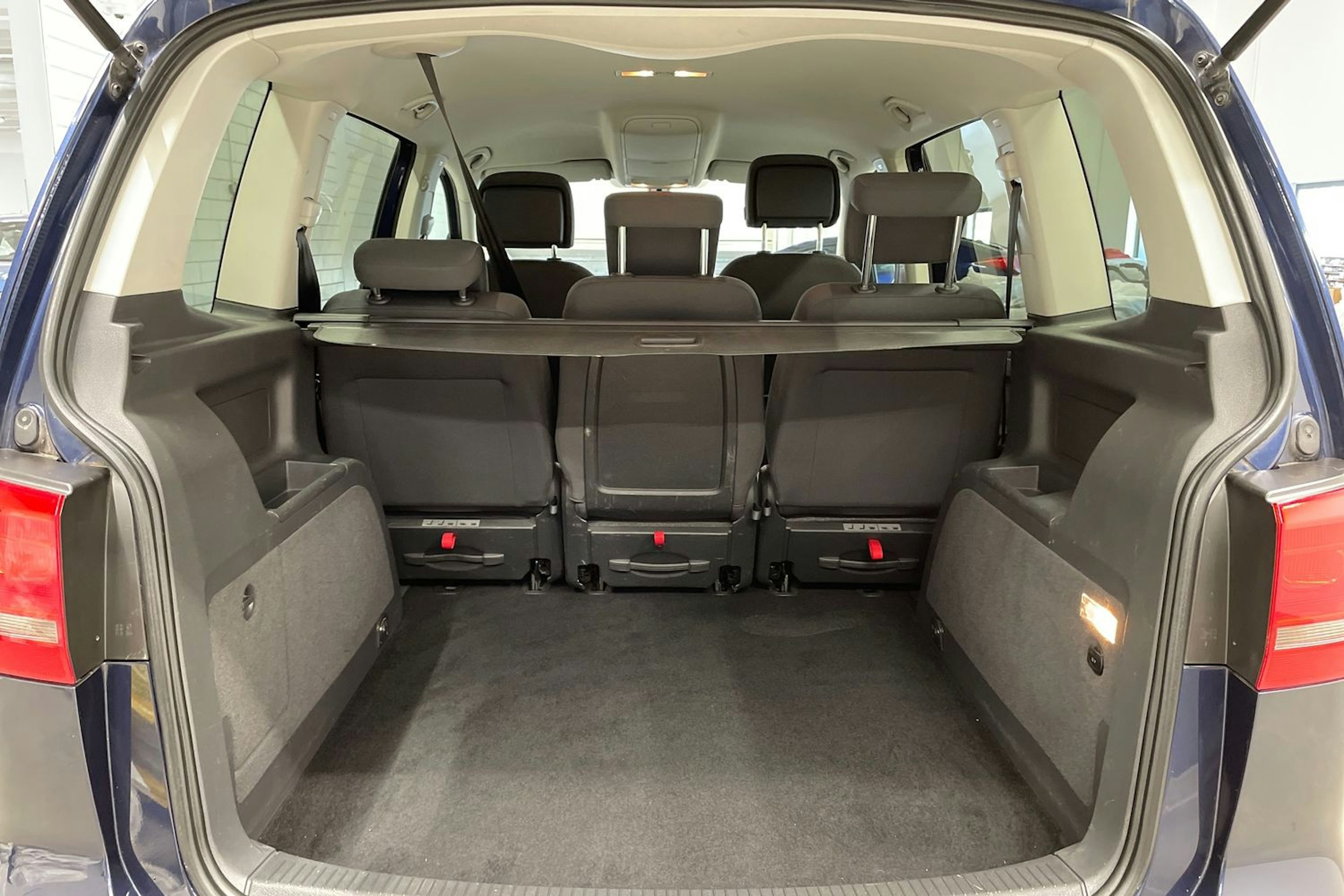 sininen Volkswagen Touran 2015 kuva 15.