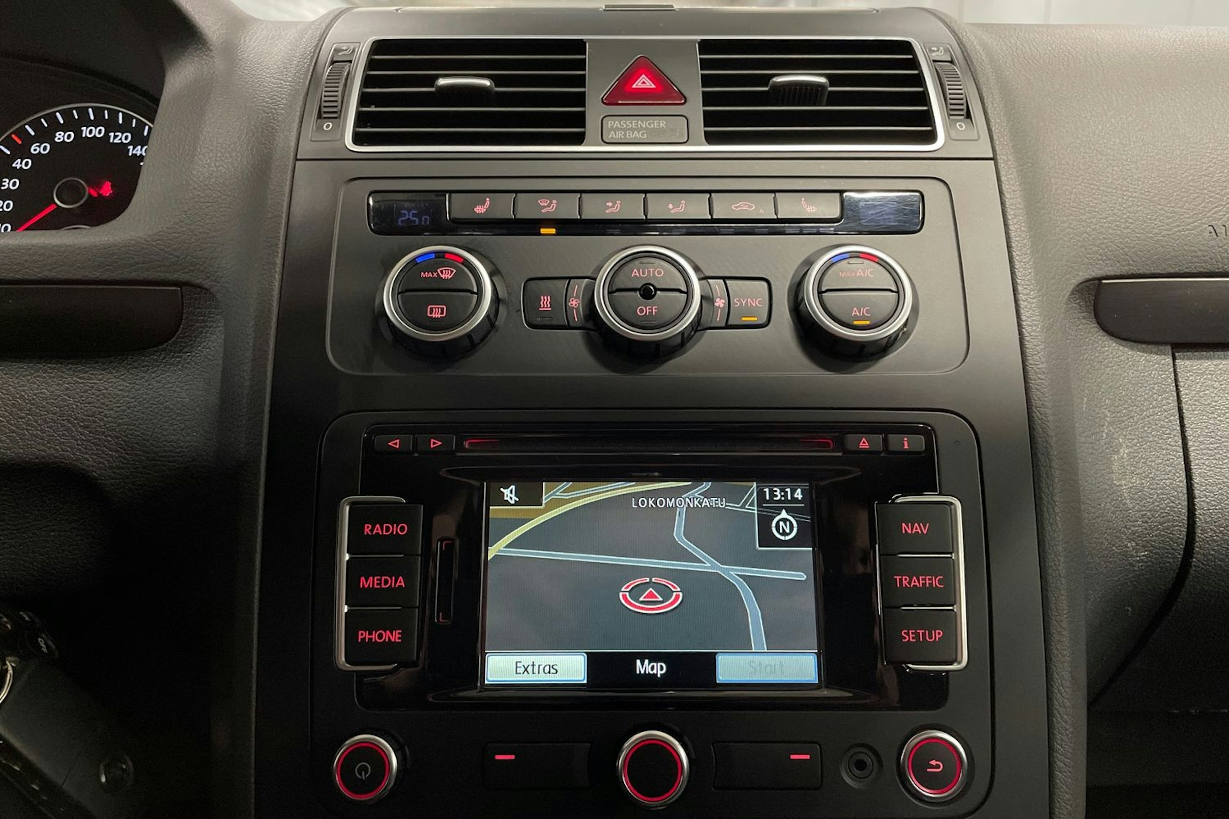 sininen Volkswagen Touran 2015 kuva 18.