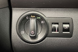 sininen Volkswagen Touran 2015 kuva 20.