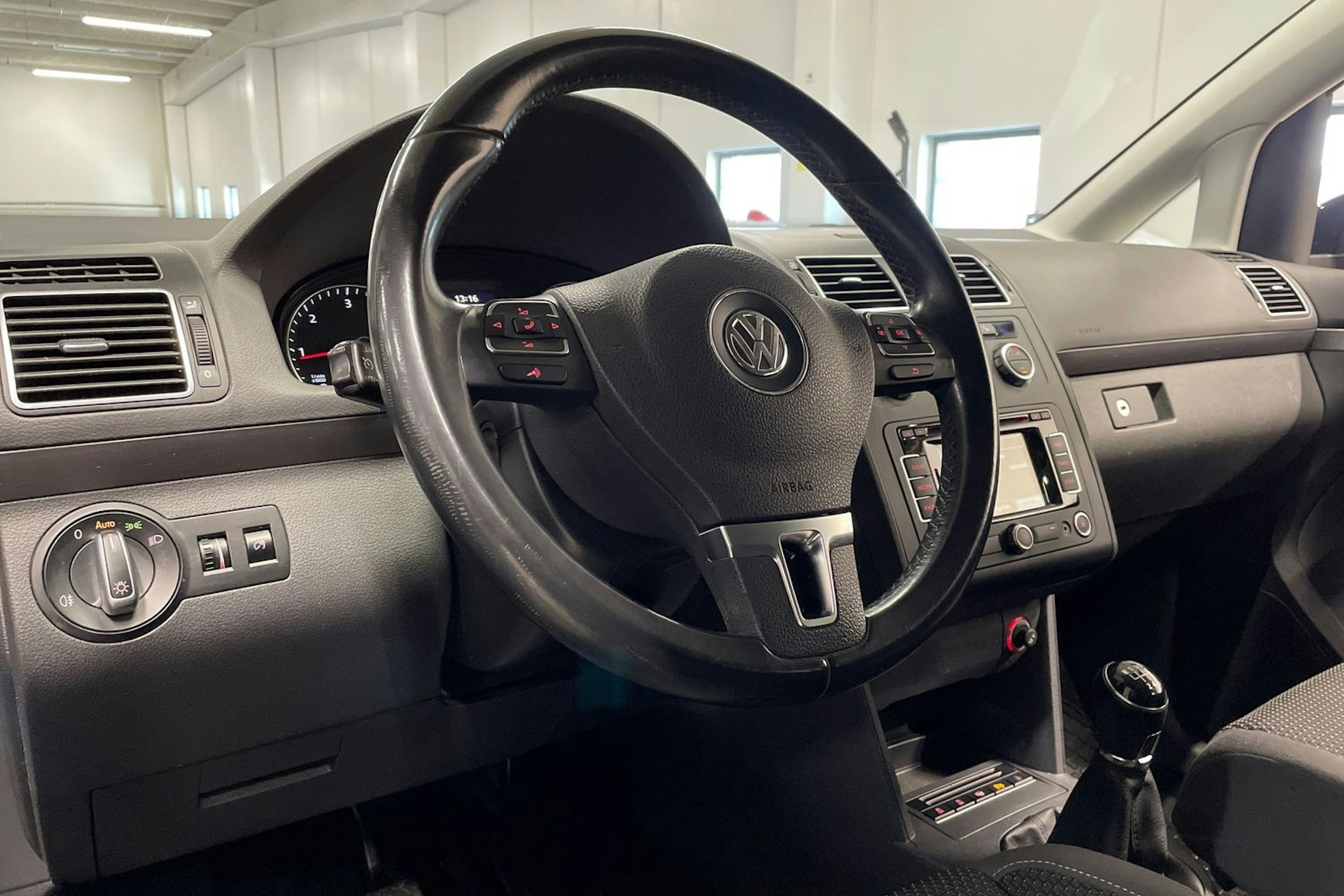 sininen Volkswagen Touran 2015 kuva 24.