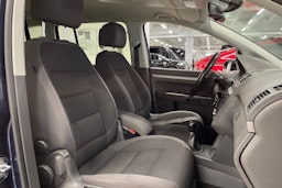 sininen Volkswagen Touran 2015 kuva 25.