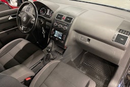 sininen Volkswagen Touran 2015 kuva 26.