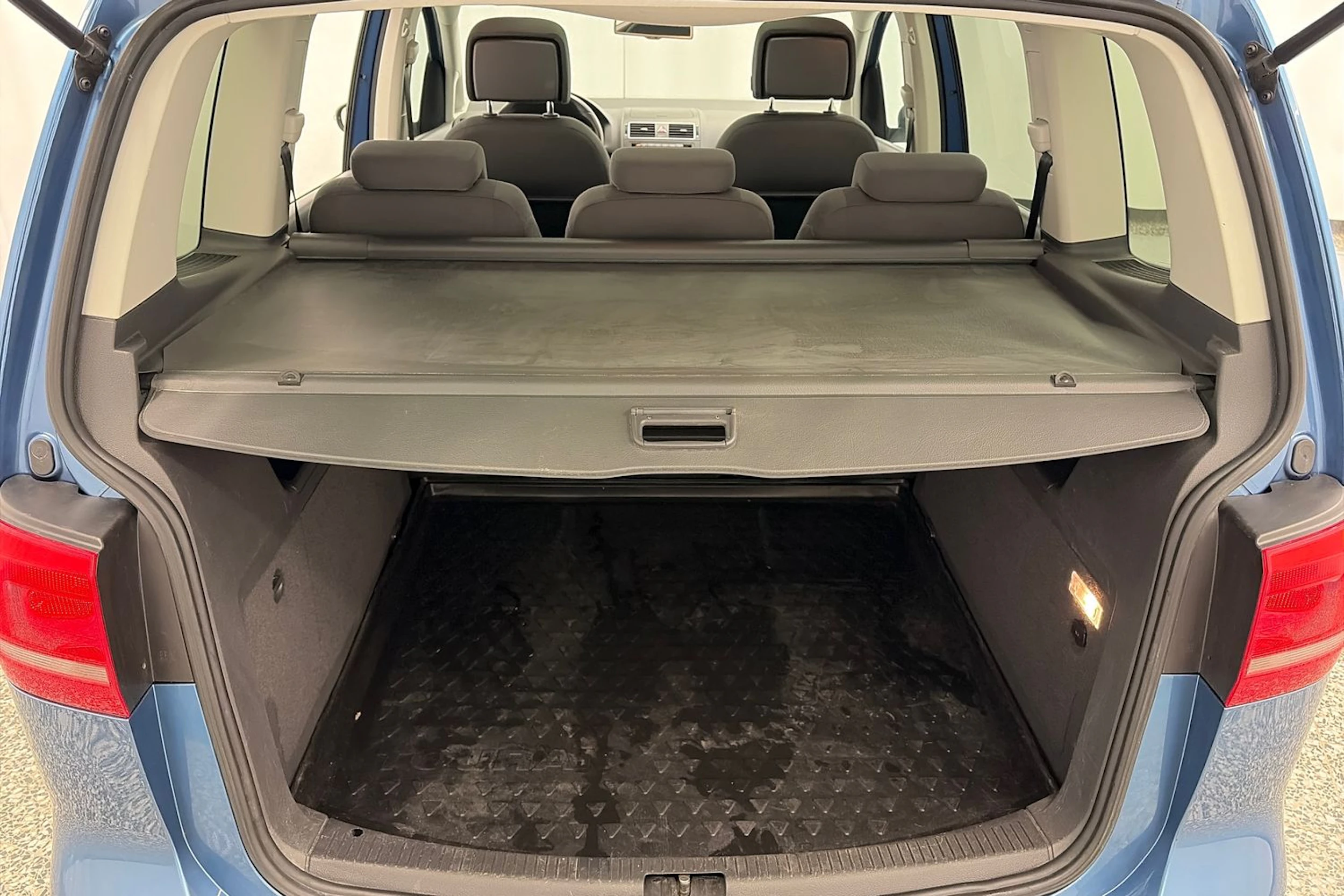 sininen Volkswagen Touran 2015 kuva 15.