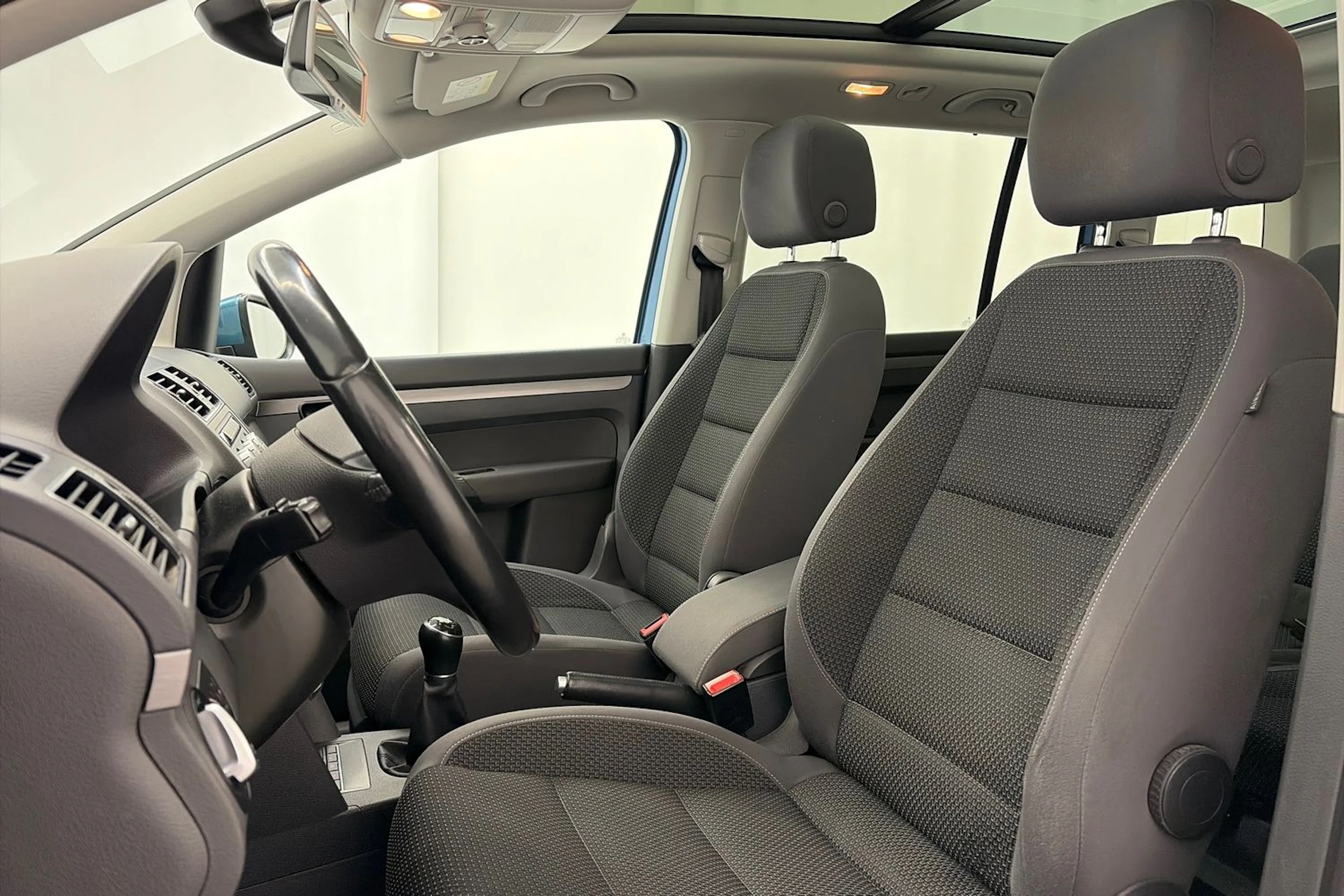 sininen Volkswagen Touran 2015 kuva 16.