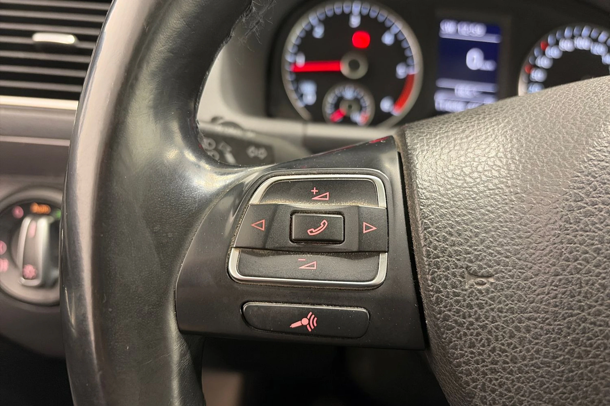 sininen Volkswagen Touran 2015 kuva 18.