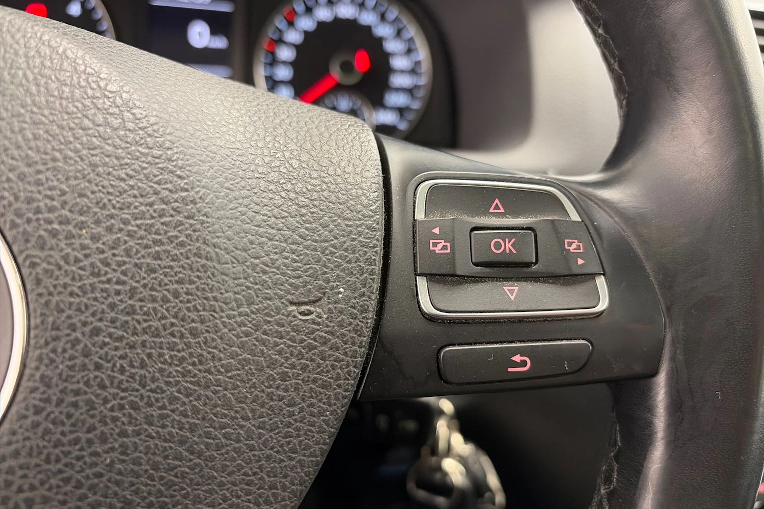 sininen Volkswagen Touran 2015 kuva 19.