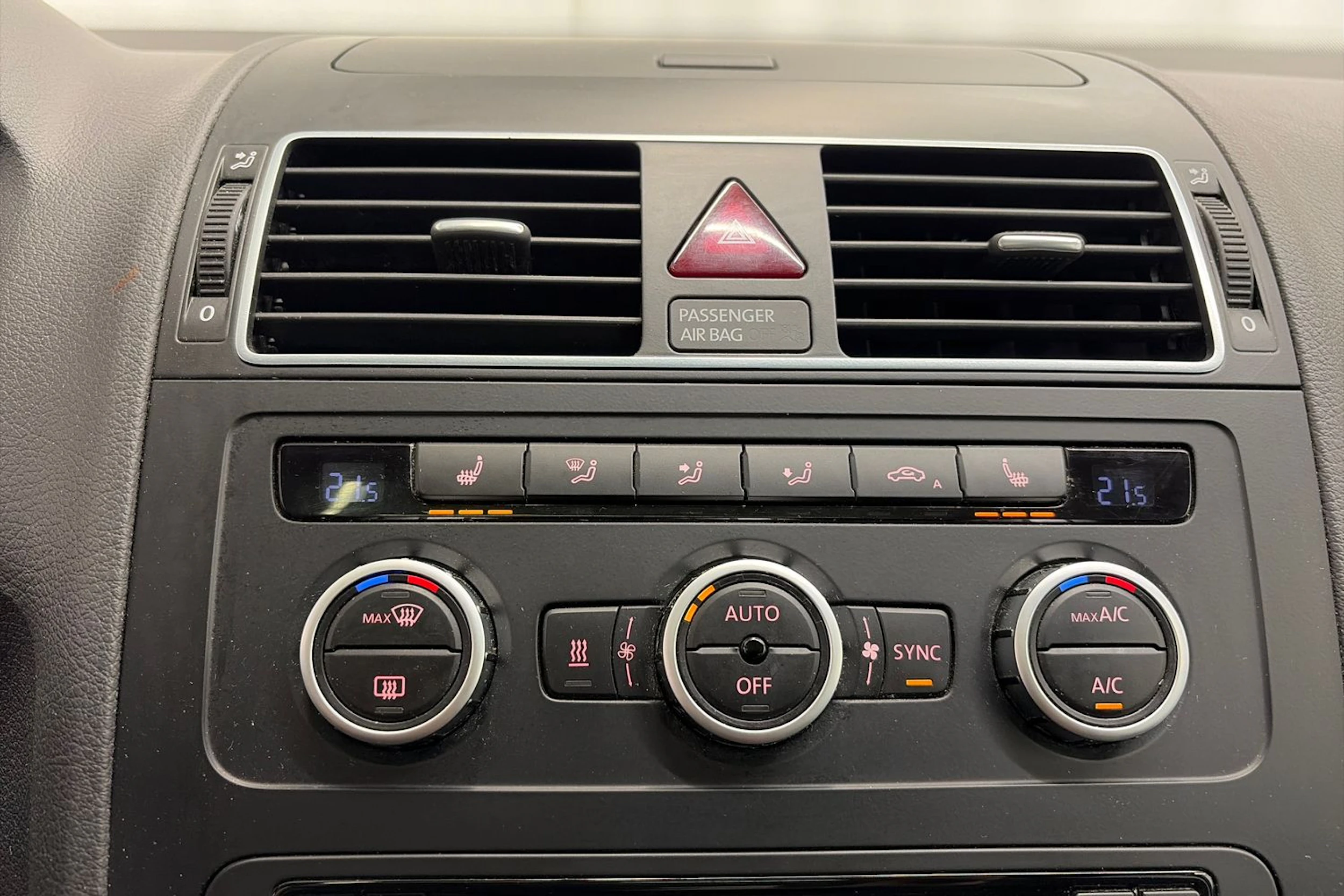 sininen Volkswagen Touran 2015 kuva 21.