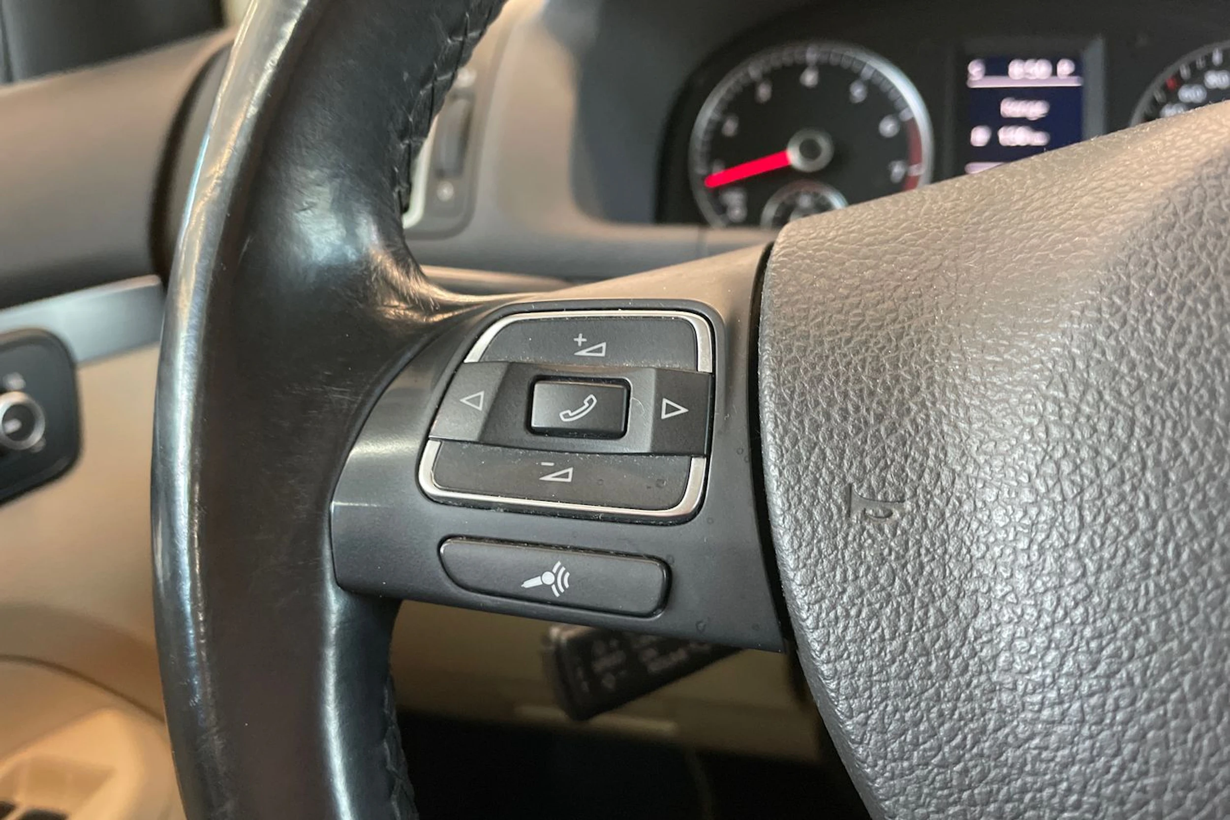 Ruskea (beige) Volkswagen TOURAN 2015 kuva 13.