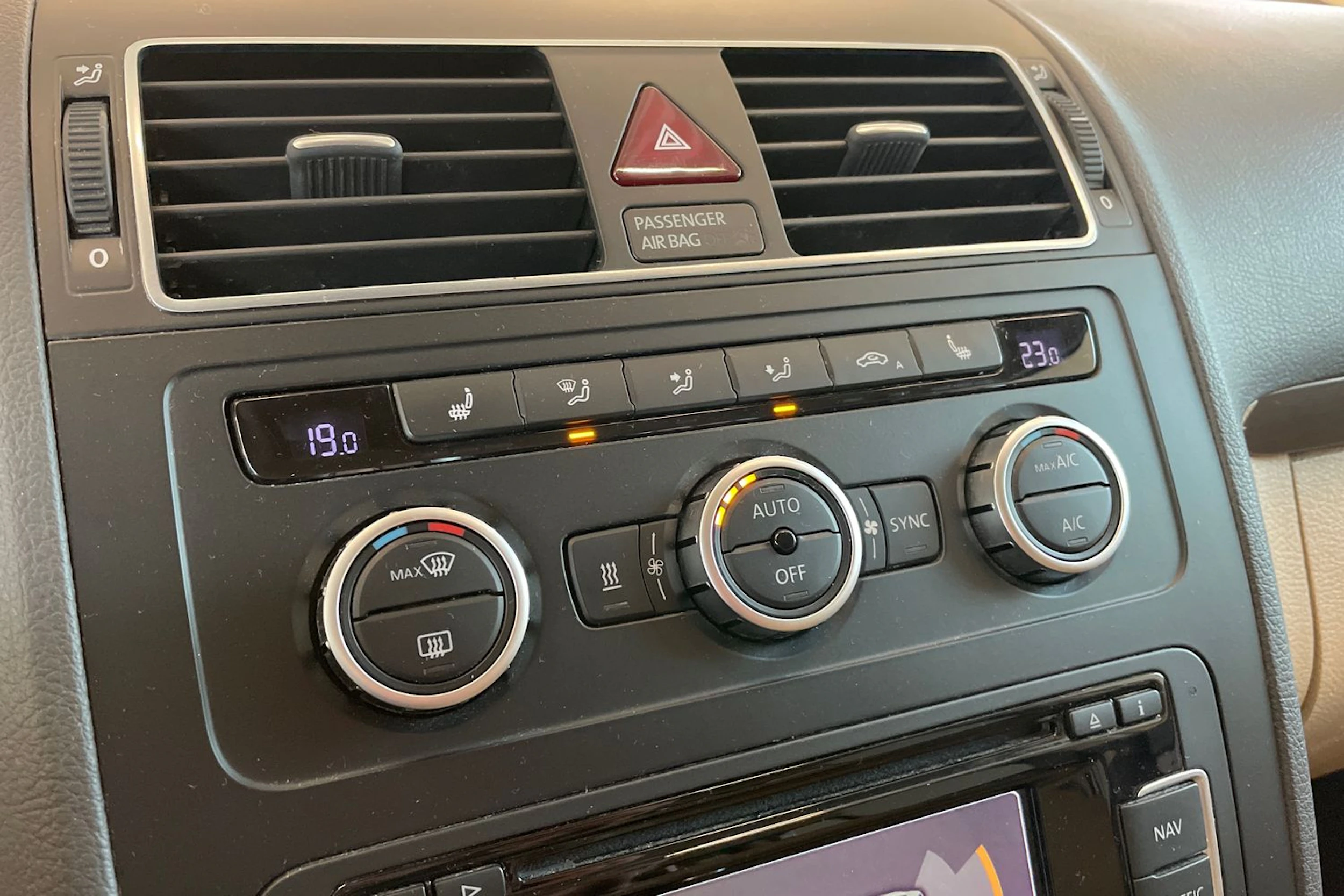 Ruskea (beige) Volkswagen TOURAN 2015 kuva 17.