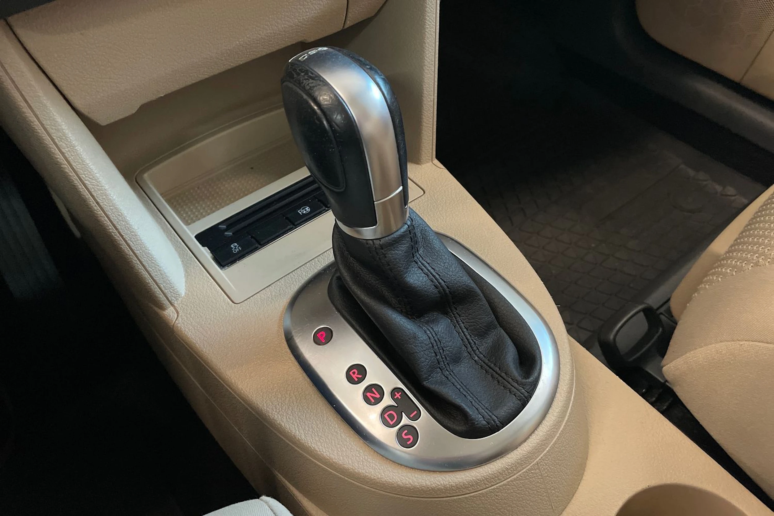 Ruskea (beige) Volkswagen TOURAN 2015 kuva 19.