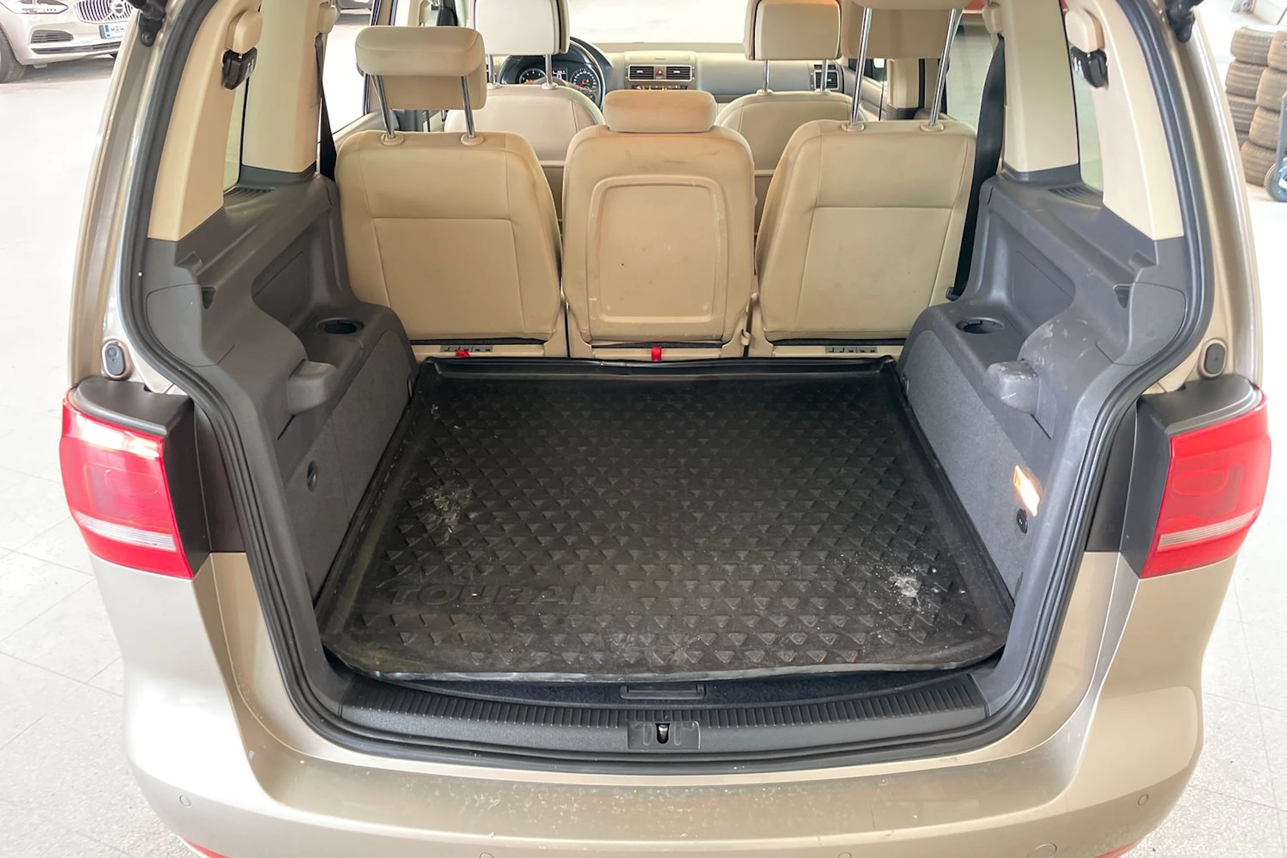 Ruskea (beige) Volkswagen TOURAN 2015 kuva 22.