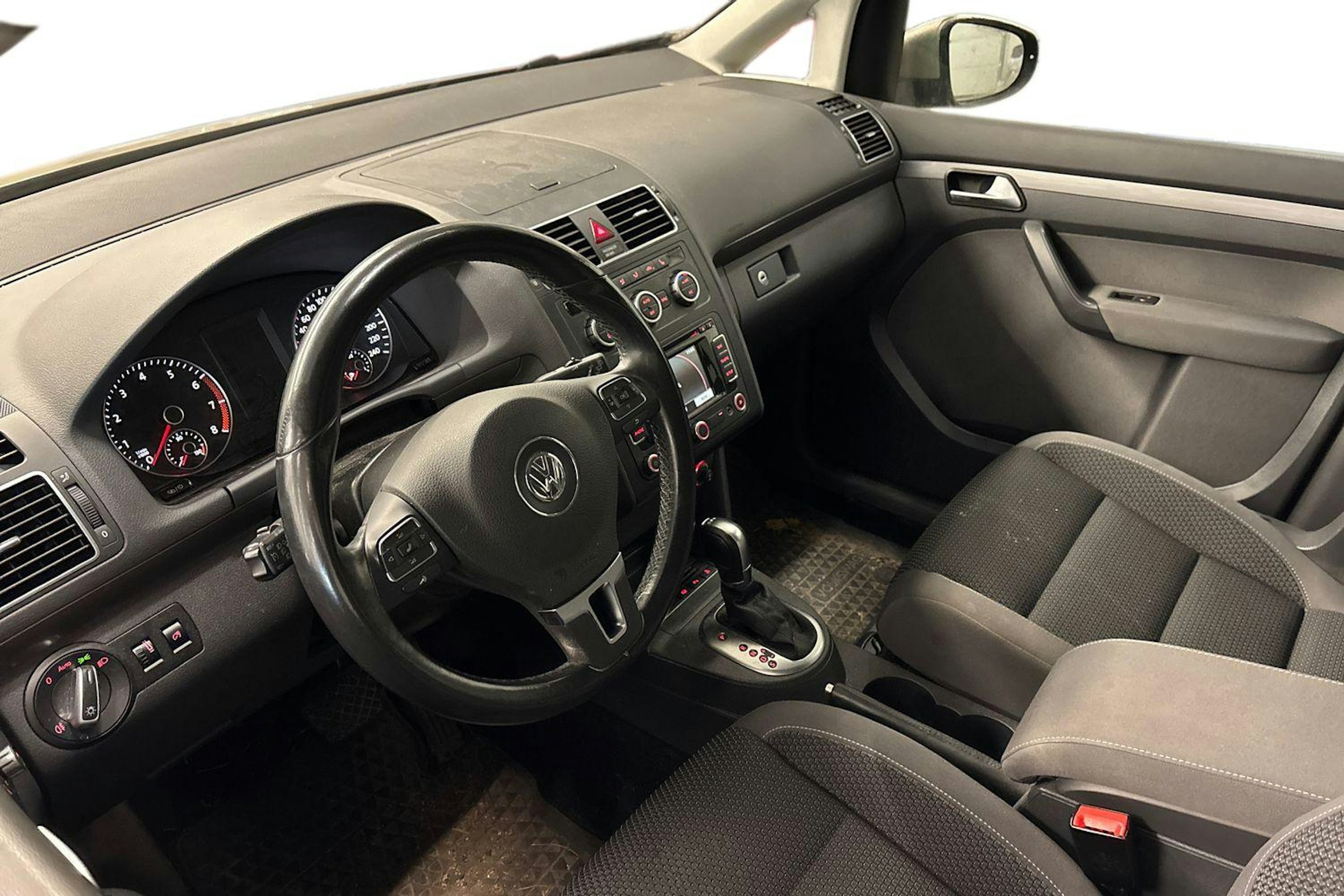 ruskea (beige) Volkswagen Touran 2015 kuva 3.