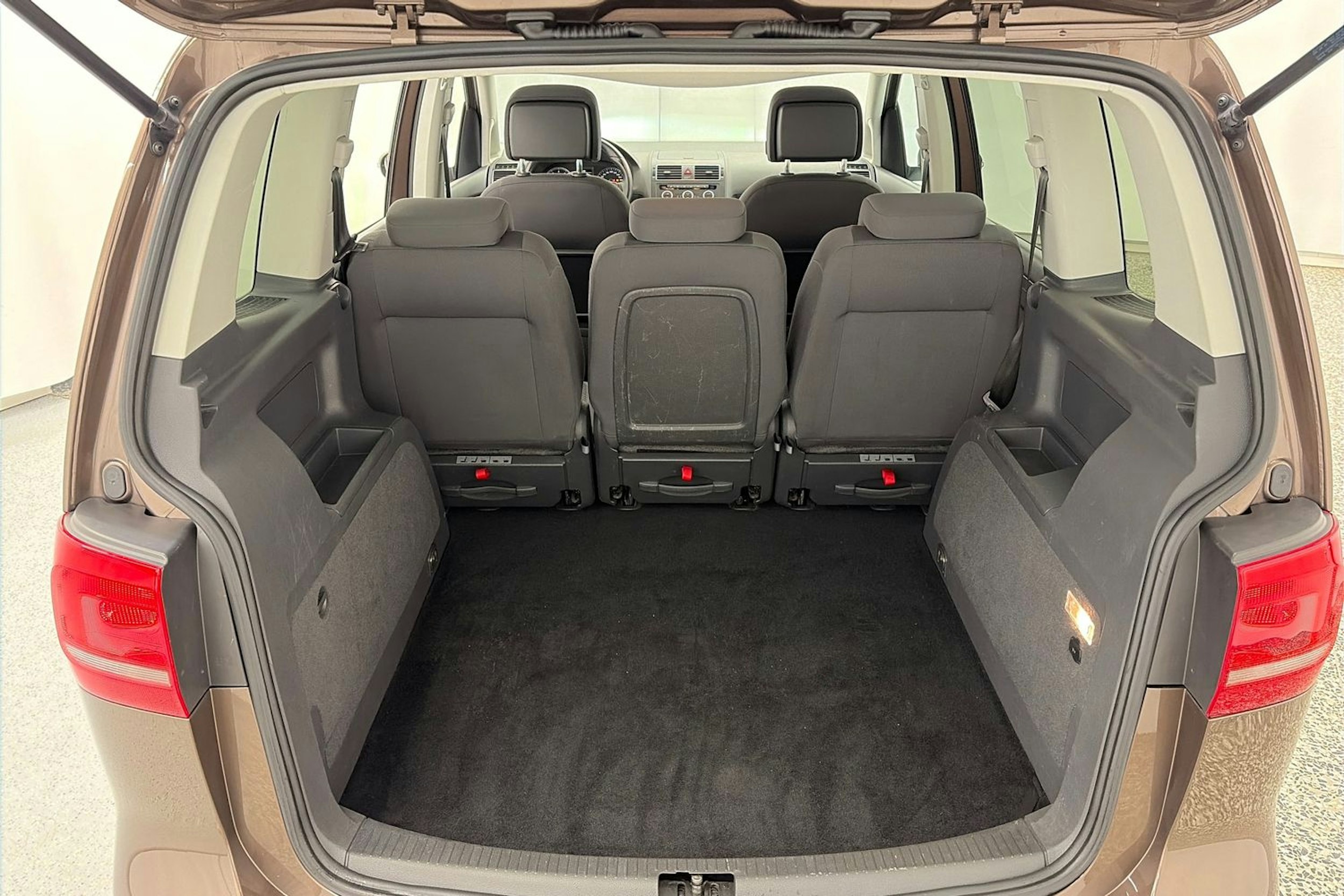 ruskea (beige) Volkswagen Touran 2015 kuva 11.
