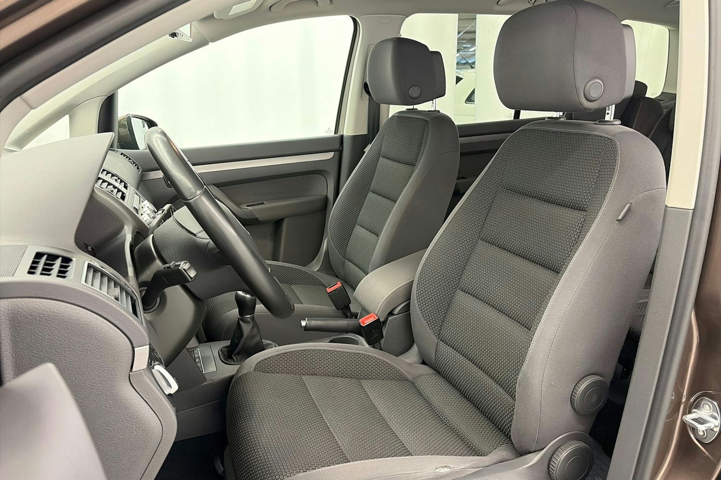 ruskea (beige) Volkswagen Touran 2015 kuva 12.