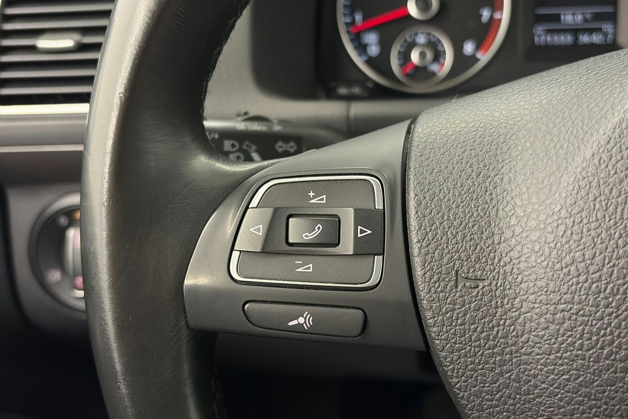 ruskea (beige) Volkswagen Touran 2015 kuva 14.