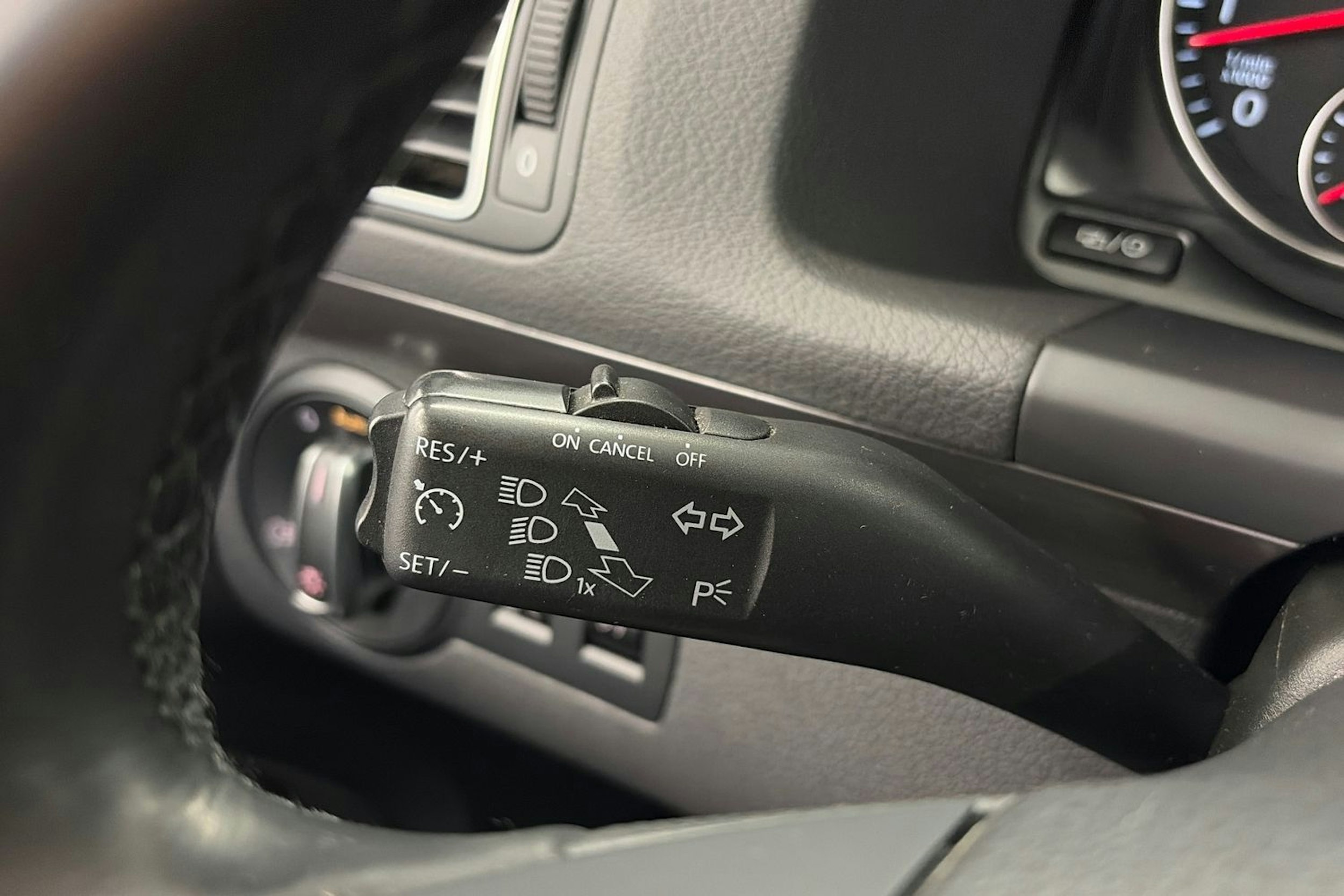 ruskea (beige) Volkswagen Touran 2015 kuva 15.