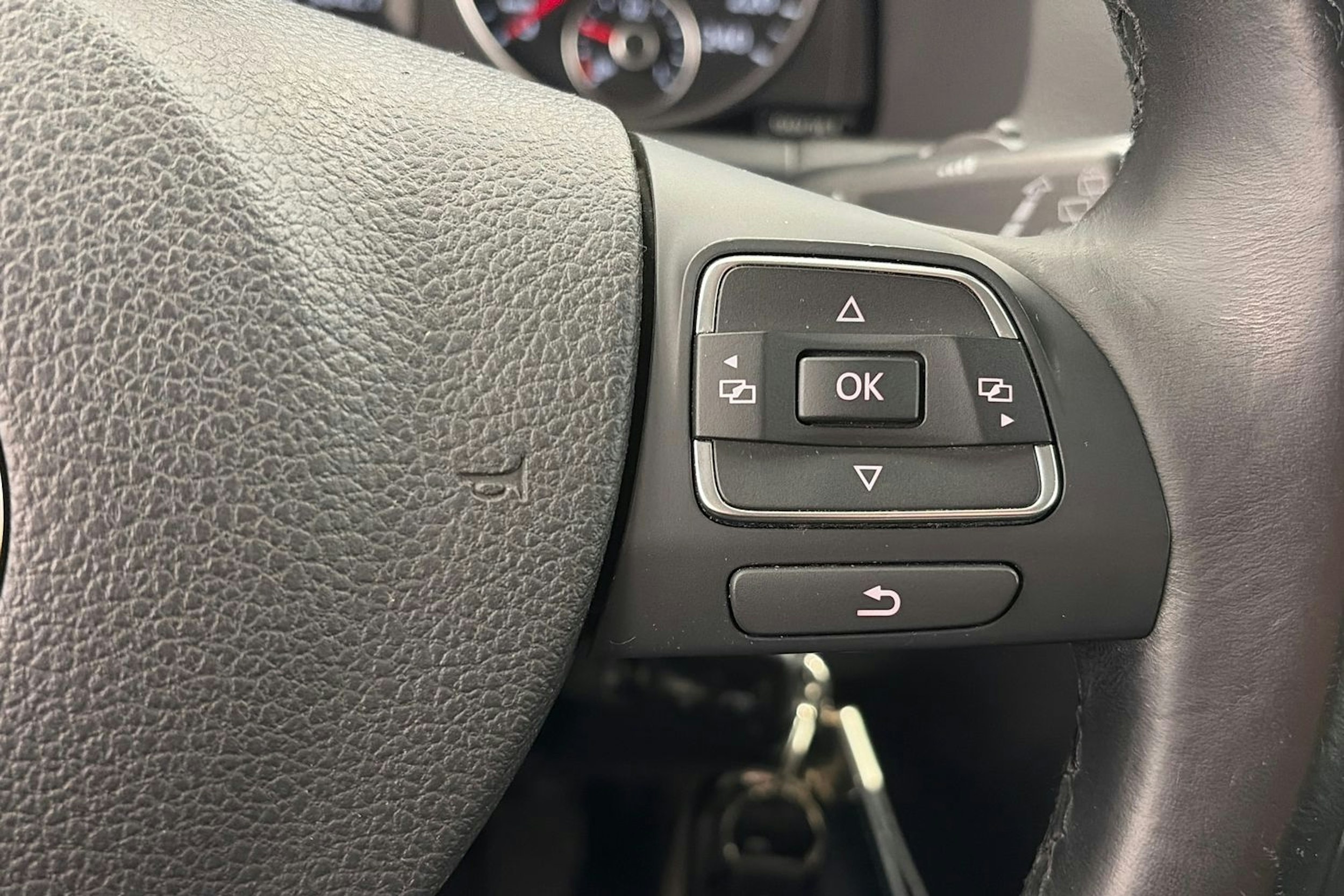 ruskea (beige) Volkswagen Touran 2015 kuva 16.