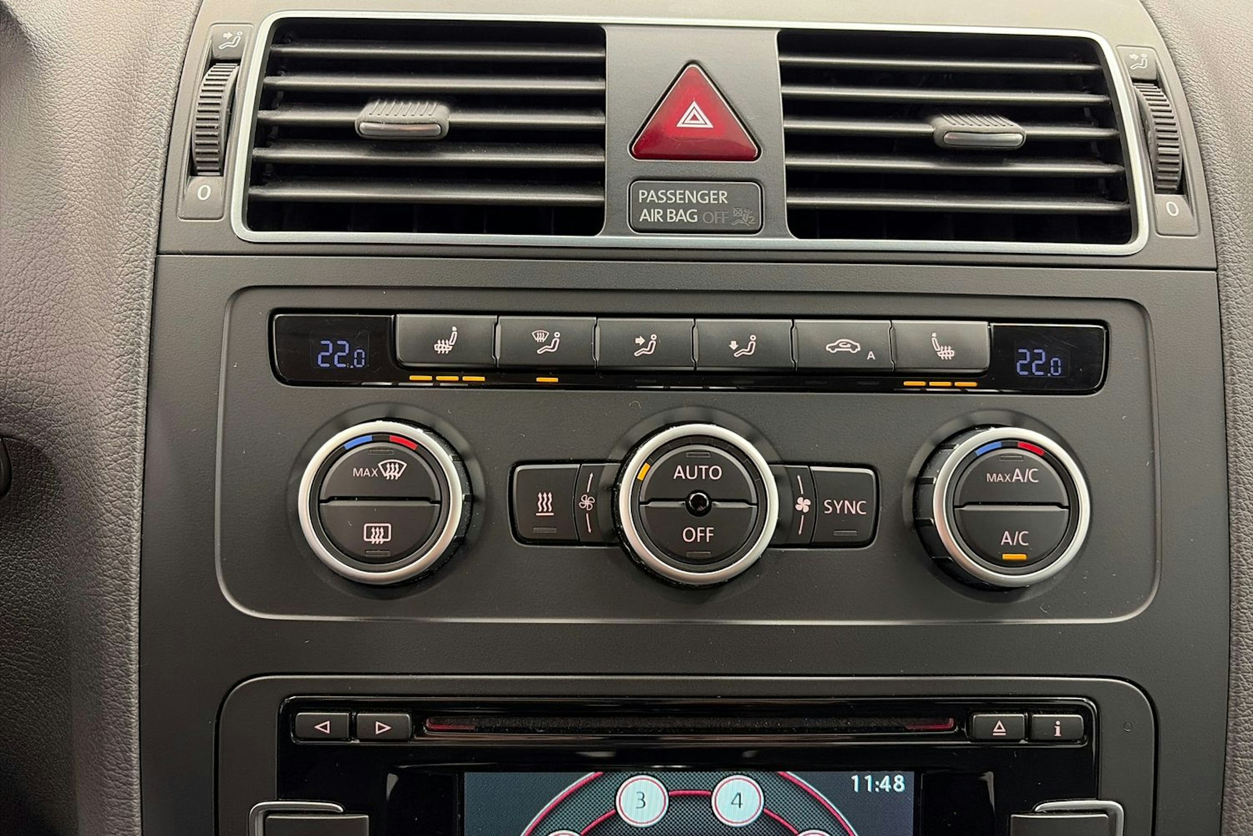 ruskea (beige) Volkswagen Touran 2015 kuva 17.