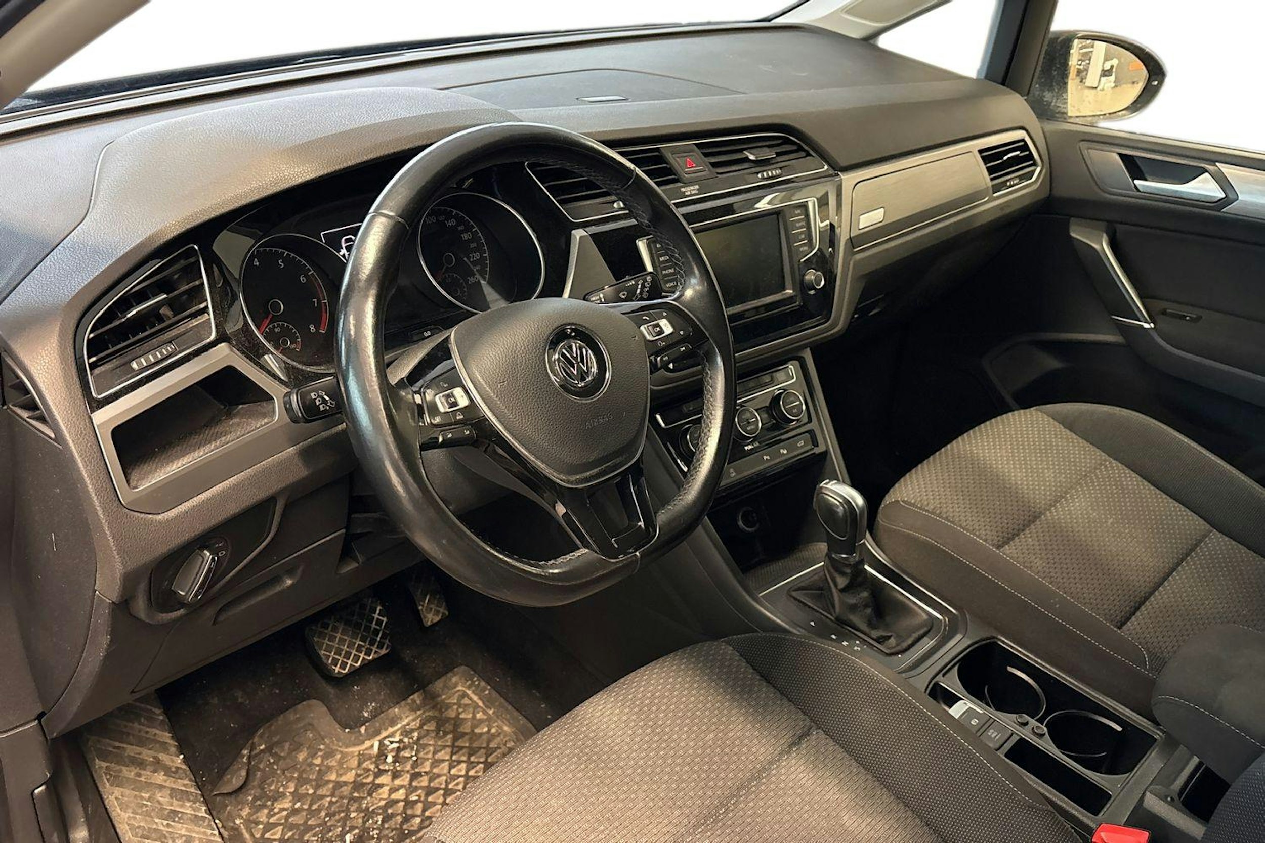 ruskea (beige) Volkswagen Touran 2016 kuva 3.
