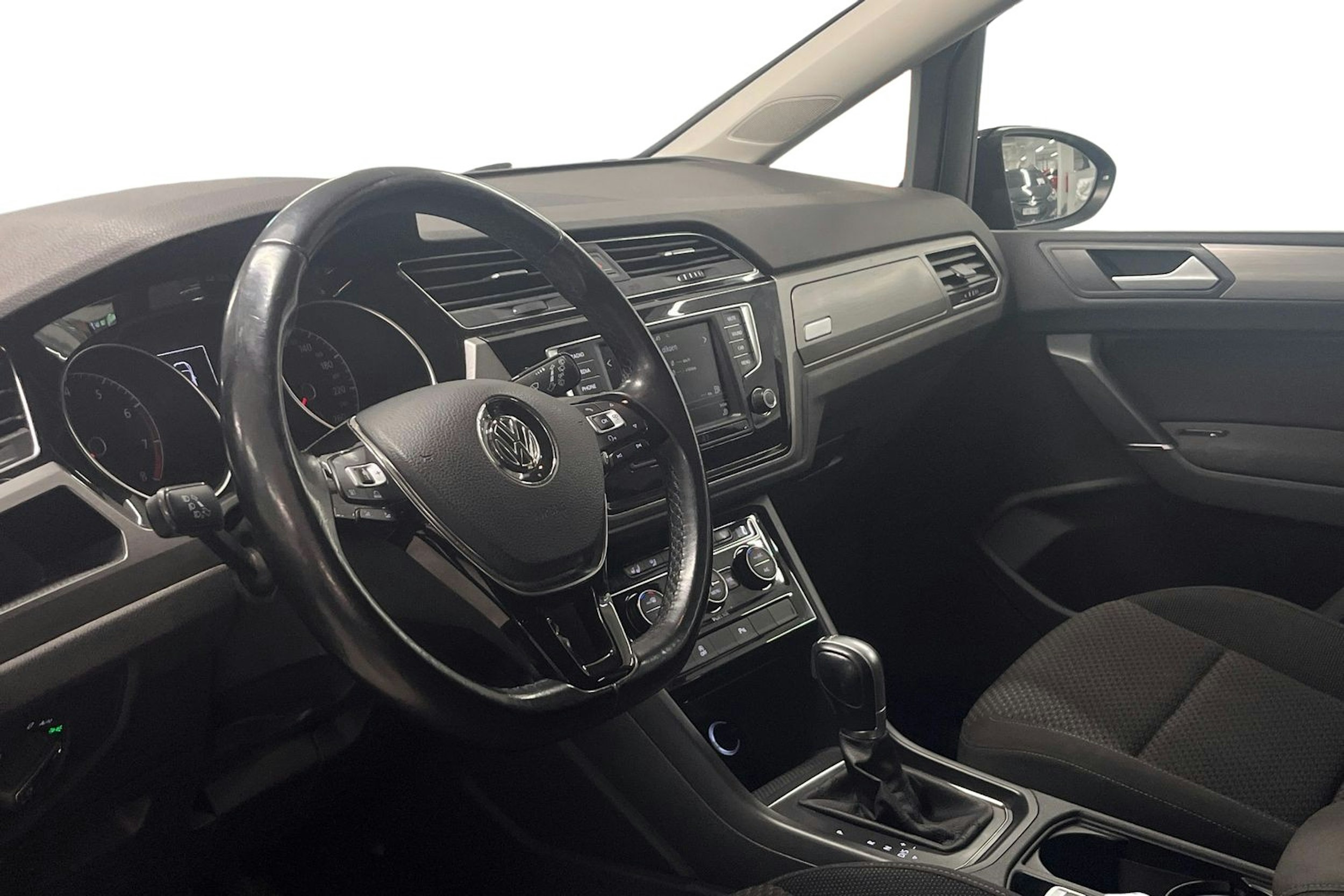 musta Volkswagen Touran 2016 kuva 6.