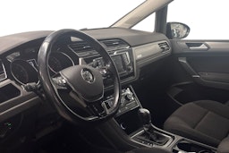 musta Volkswagen Touran 2016 kuva 6.