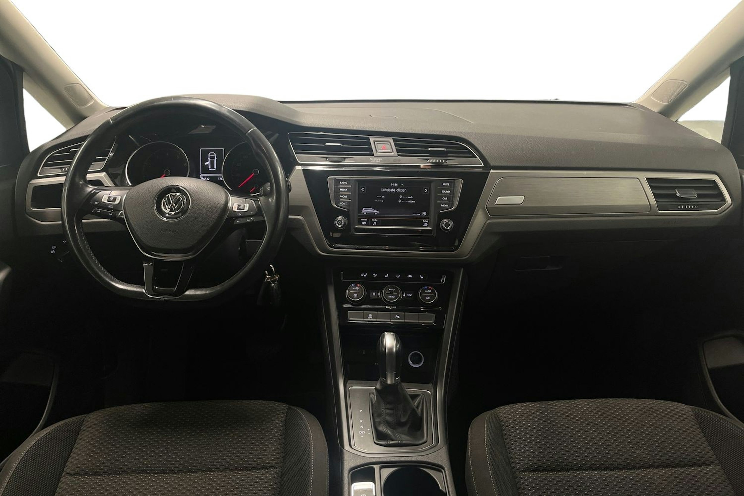 musta Volkswagen Touran 2016 kuva 7.