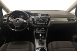 musta Volkswagen Touran 2016 kuva 7.