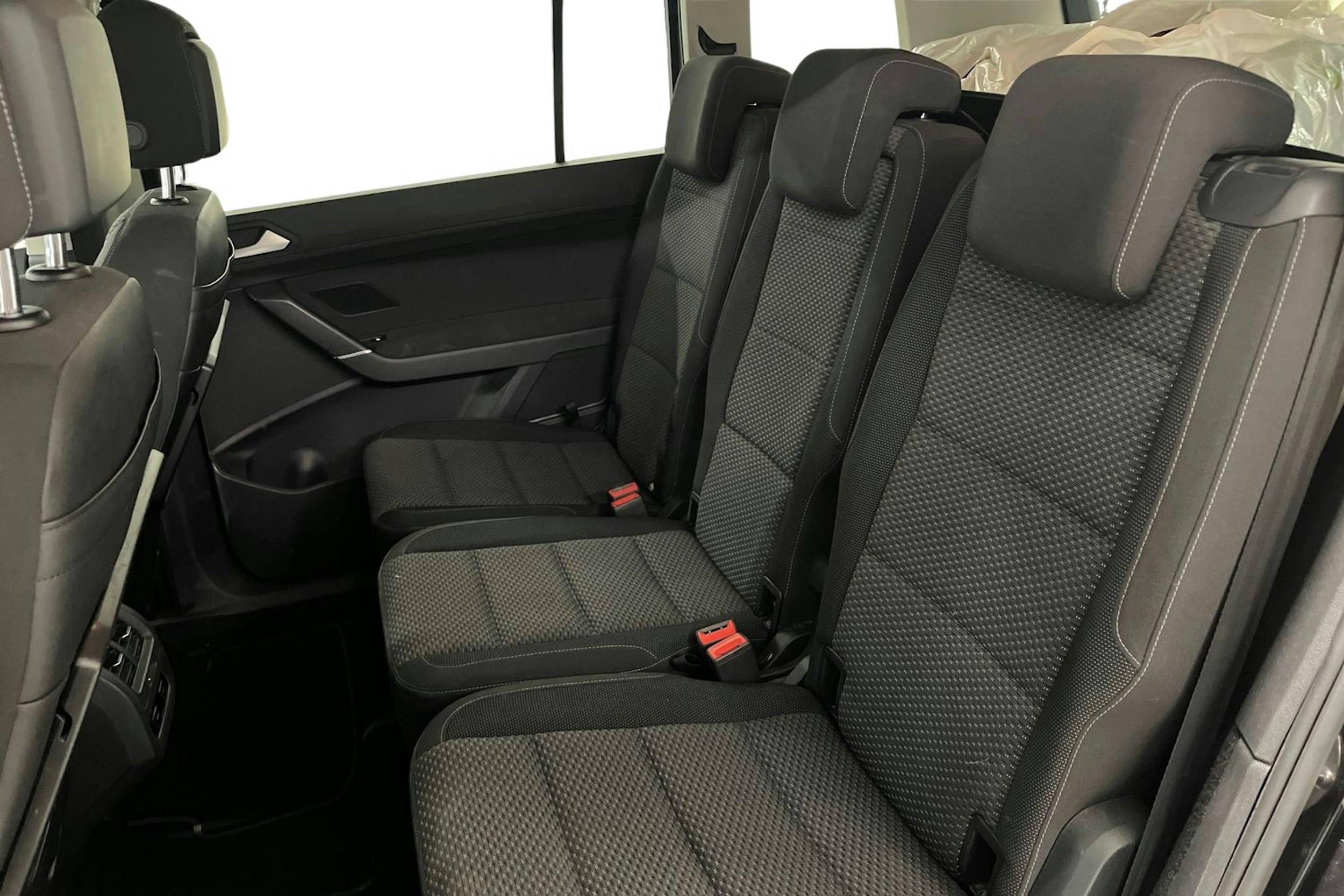 musta Volkswagen Touran 2016 kuva 8.