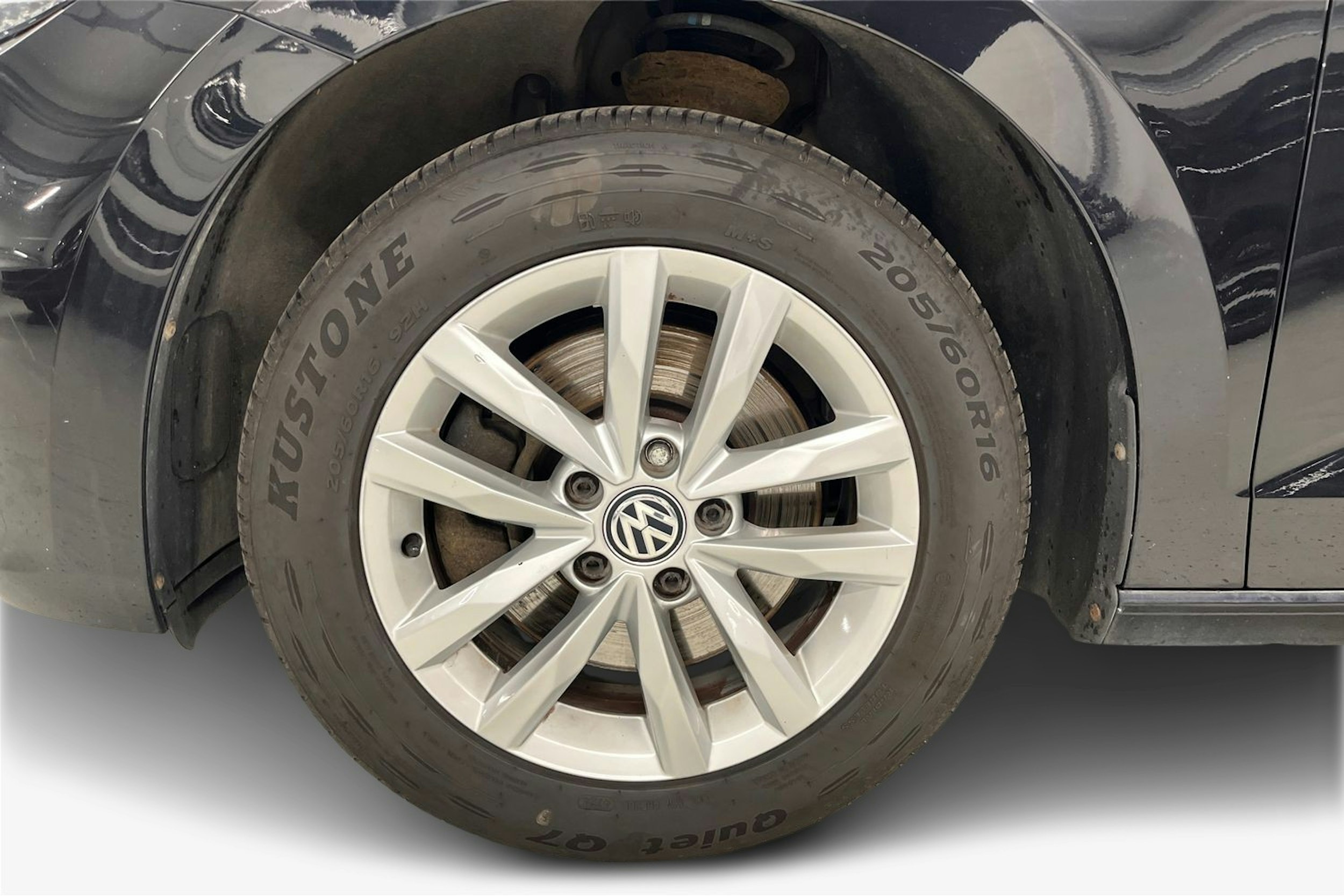 musta Volkswagen Touran 2016 kuva 9.