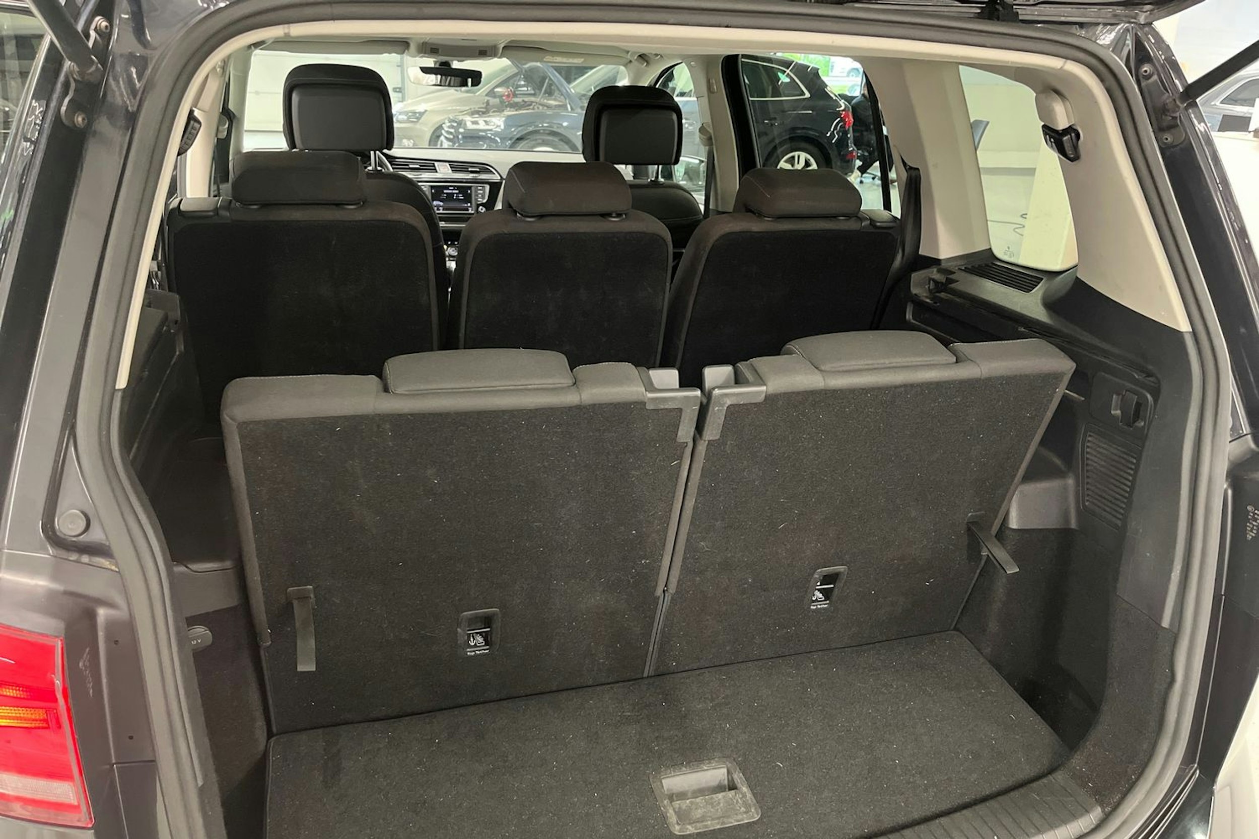 musta Volkswagen Touran 2016 kuva 12.