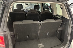 musta Volkswagen Touran 2016 kuva 12.