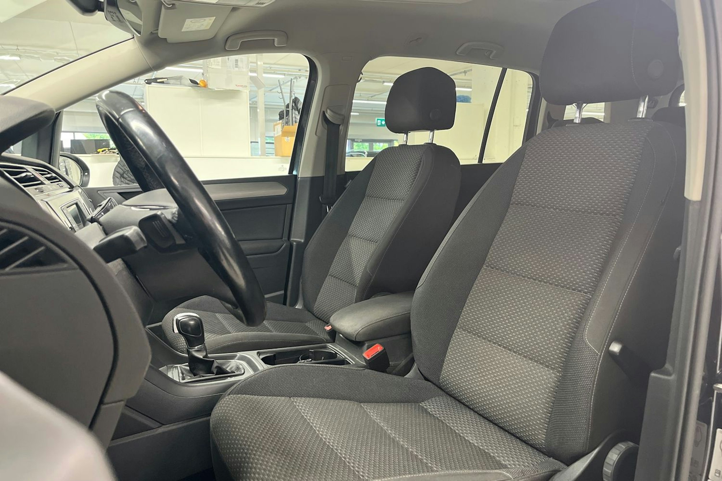 musta Volkswagen Touran 2016 kuva 13.