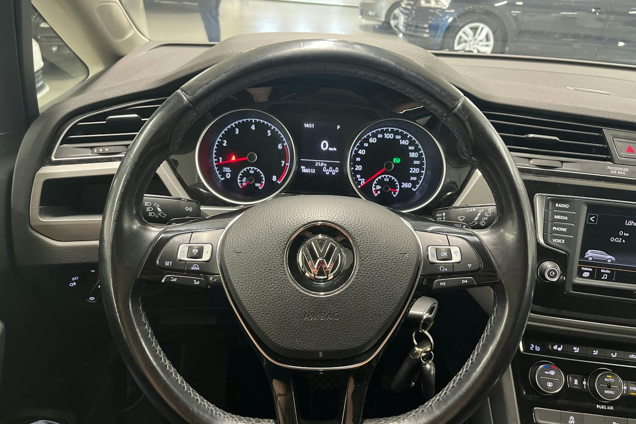 musta Volkswagen Touran 2016 kuva 15.