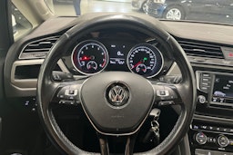 musta Volkswagen Touran 2016 kuva 15.