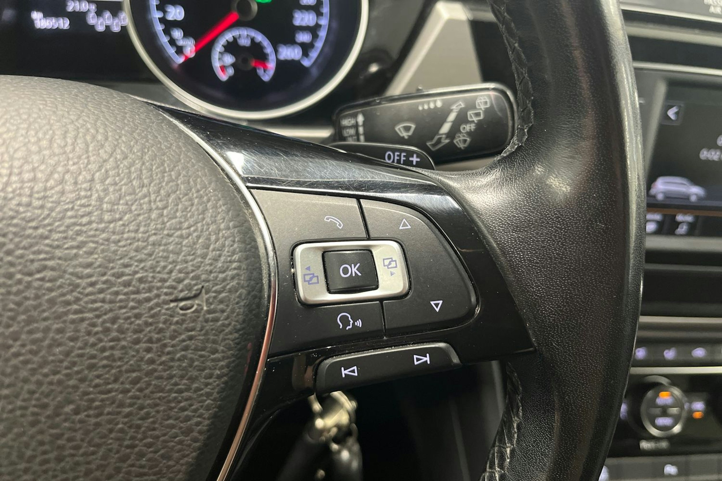 musta Volkswagen Touran 2016 kuva 16.