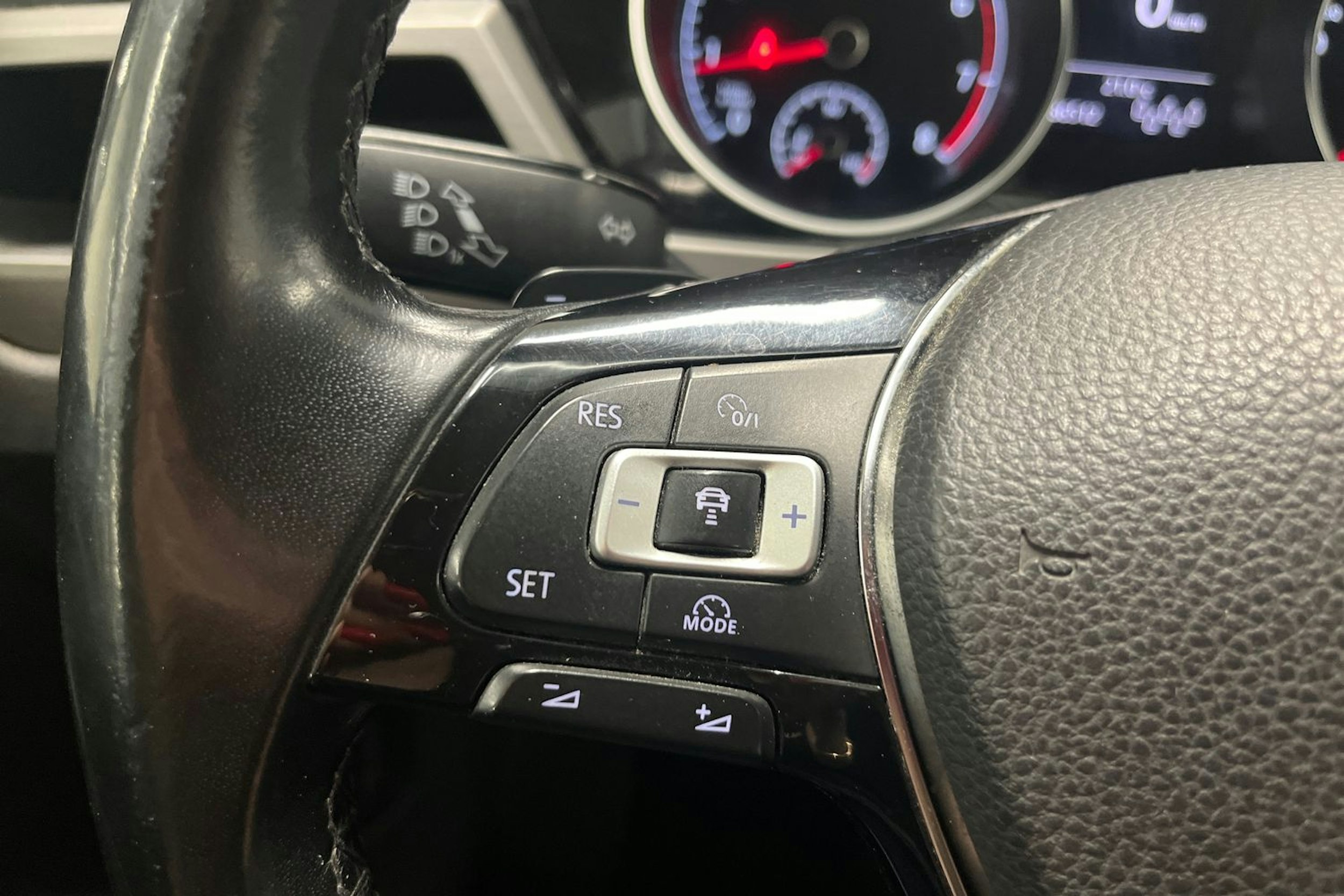 musta Volkswagen Touran 2016 kuva 17.