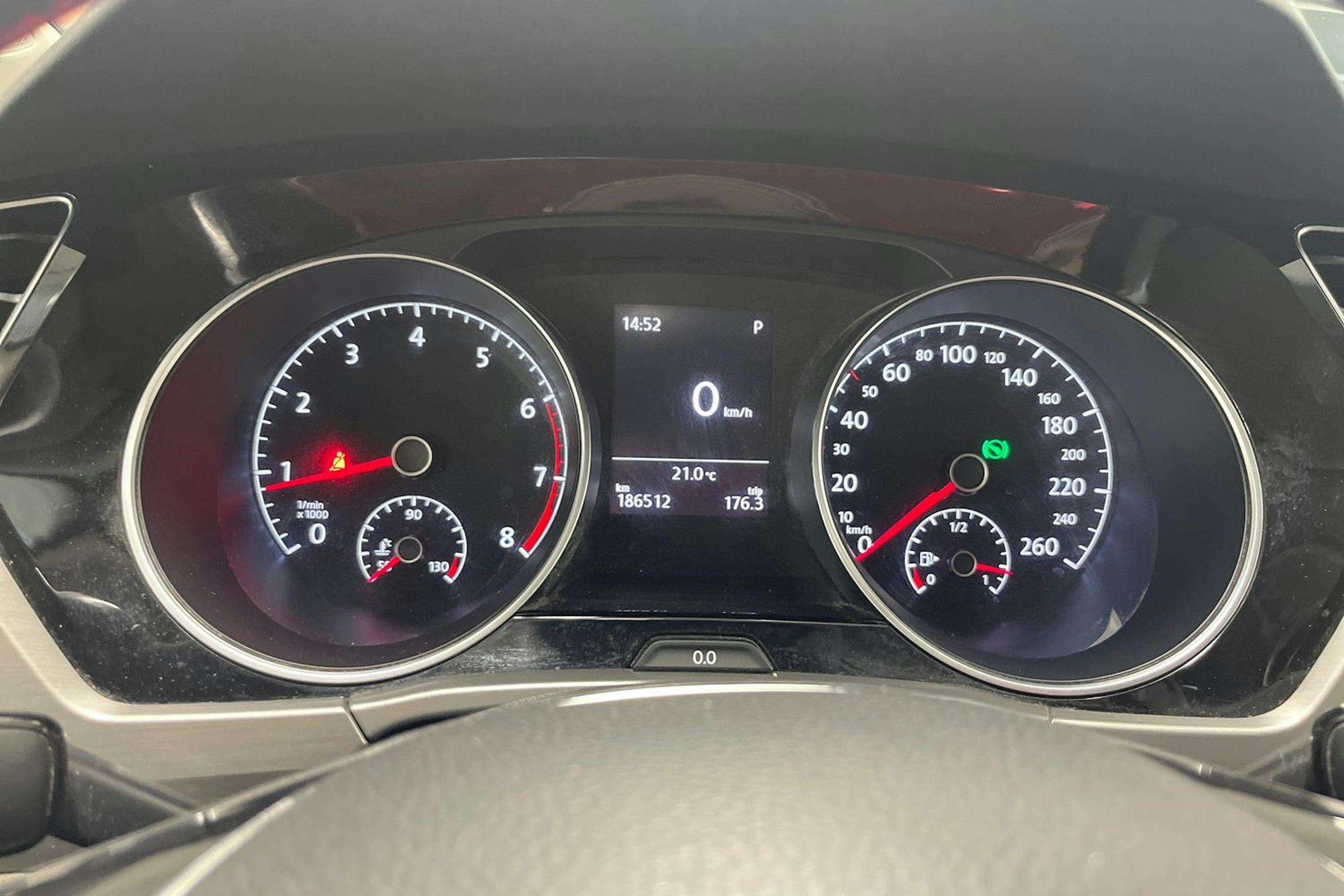 musta Volkswagen Touran 2016 kuva 18.