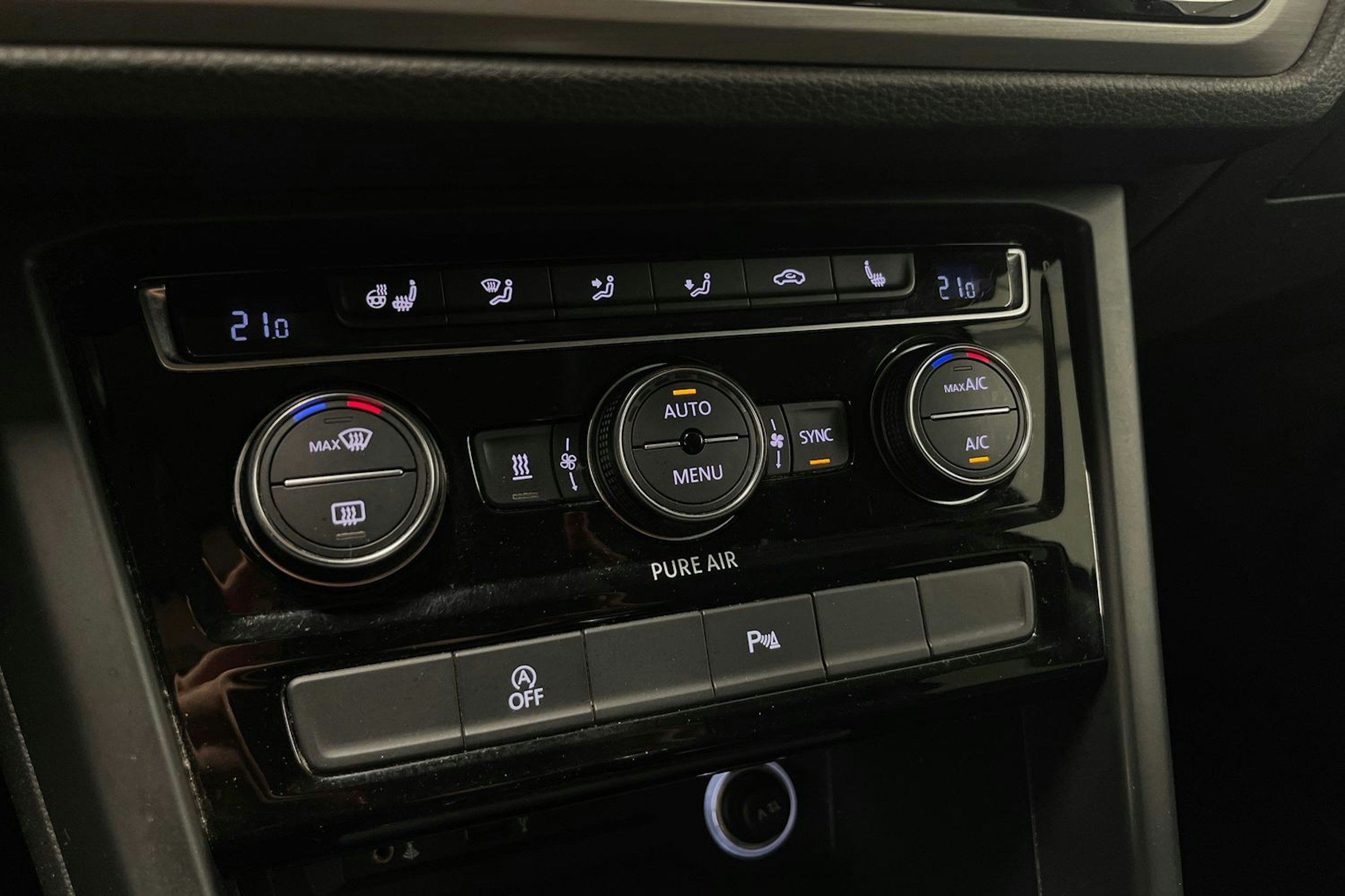 musta Volkswagen Touran 2016 kuva 22.