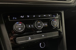 musta Volkswagen Touran 2016 kuva 22.