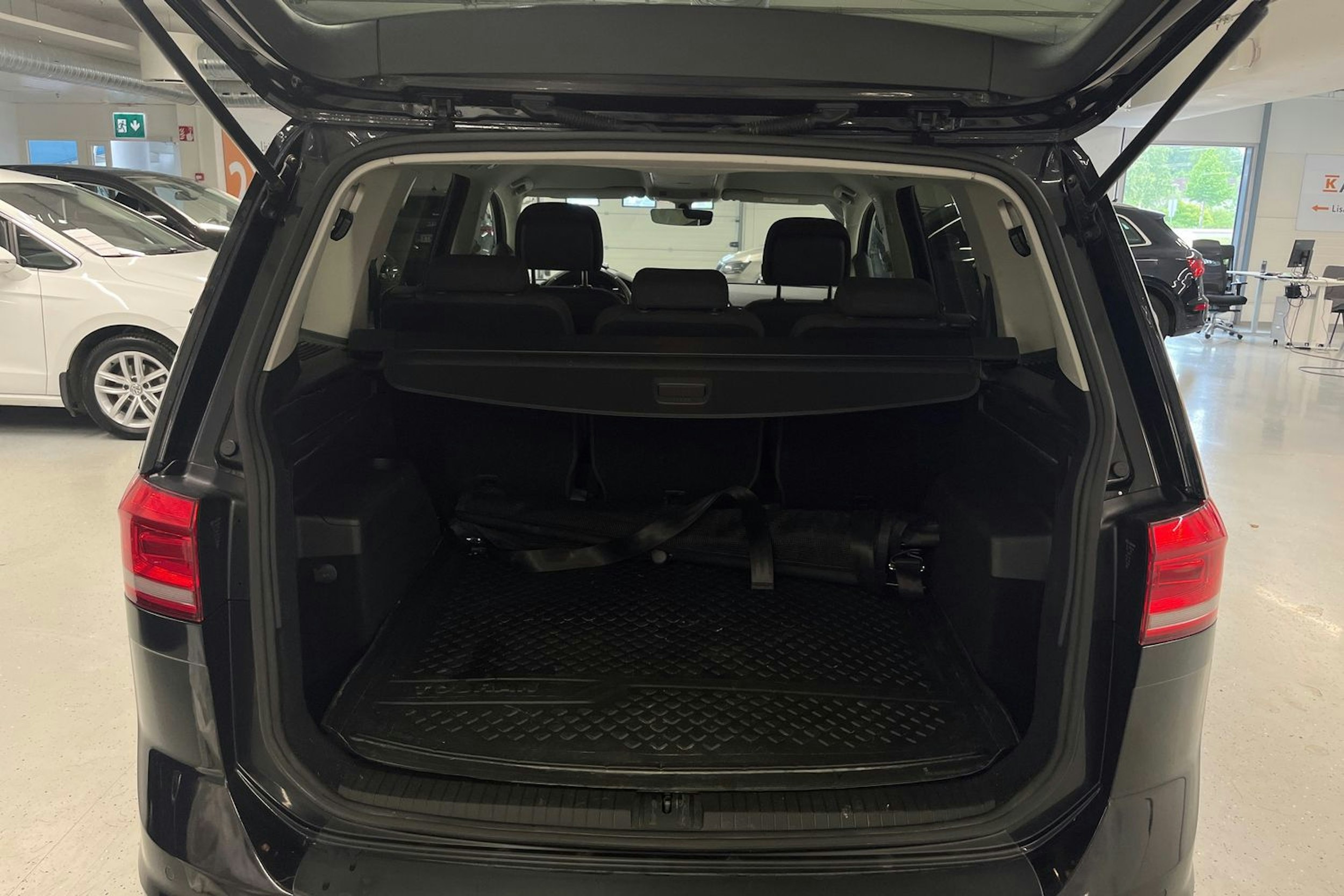 musta Volkswagen Touran 2016 kuva 25.
