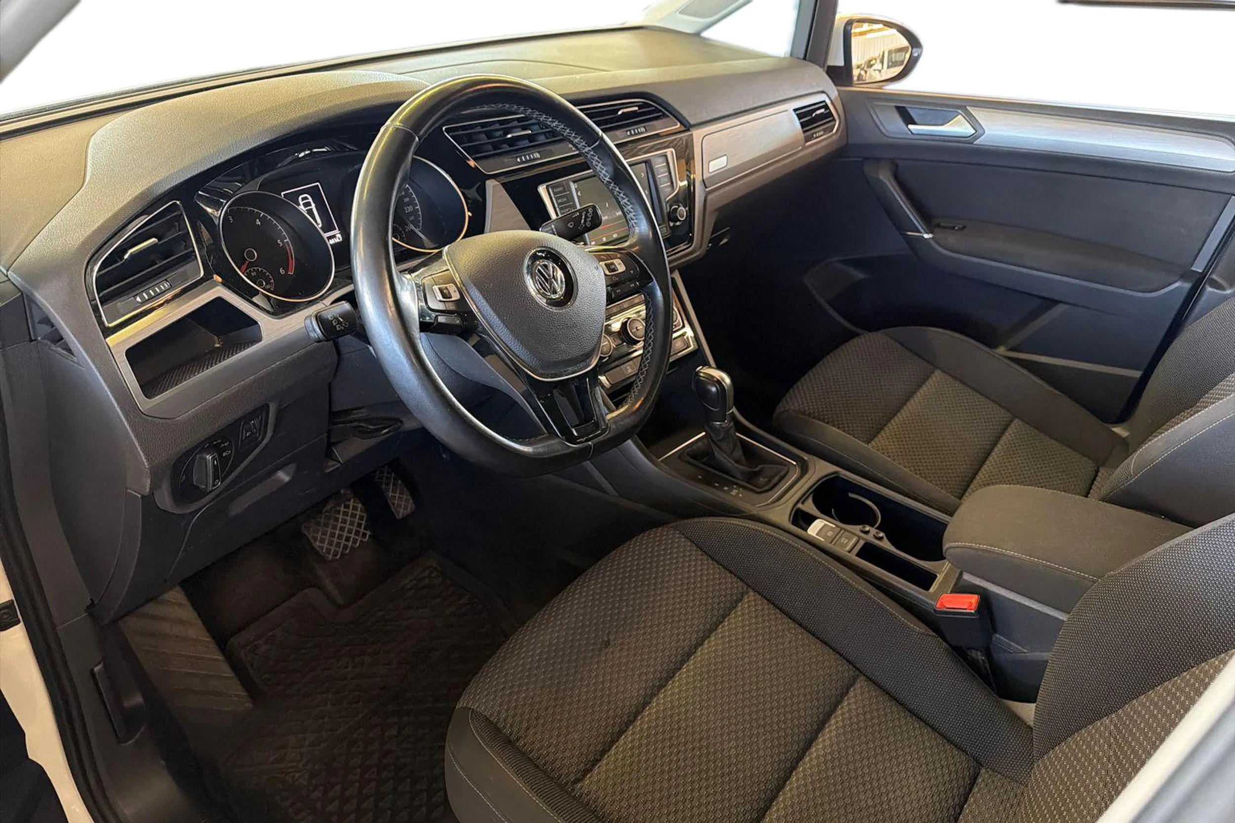 valkoinen Volkswagen Touran 2016 kuva 3.