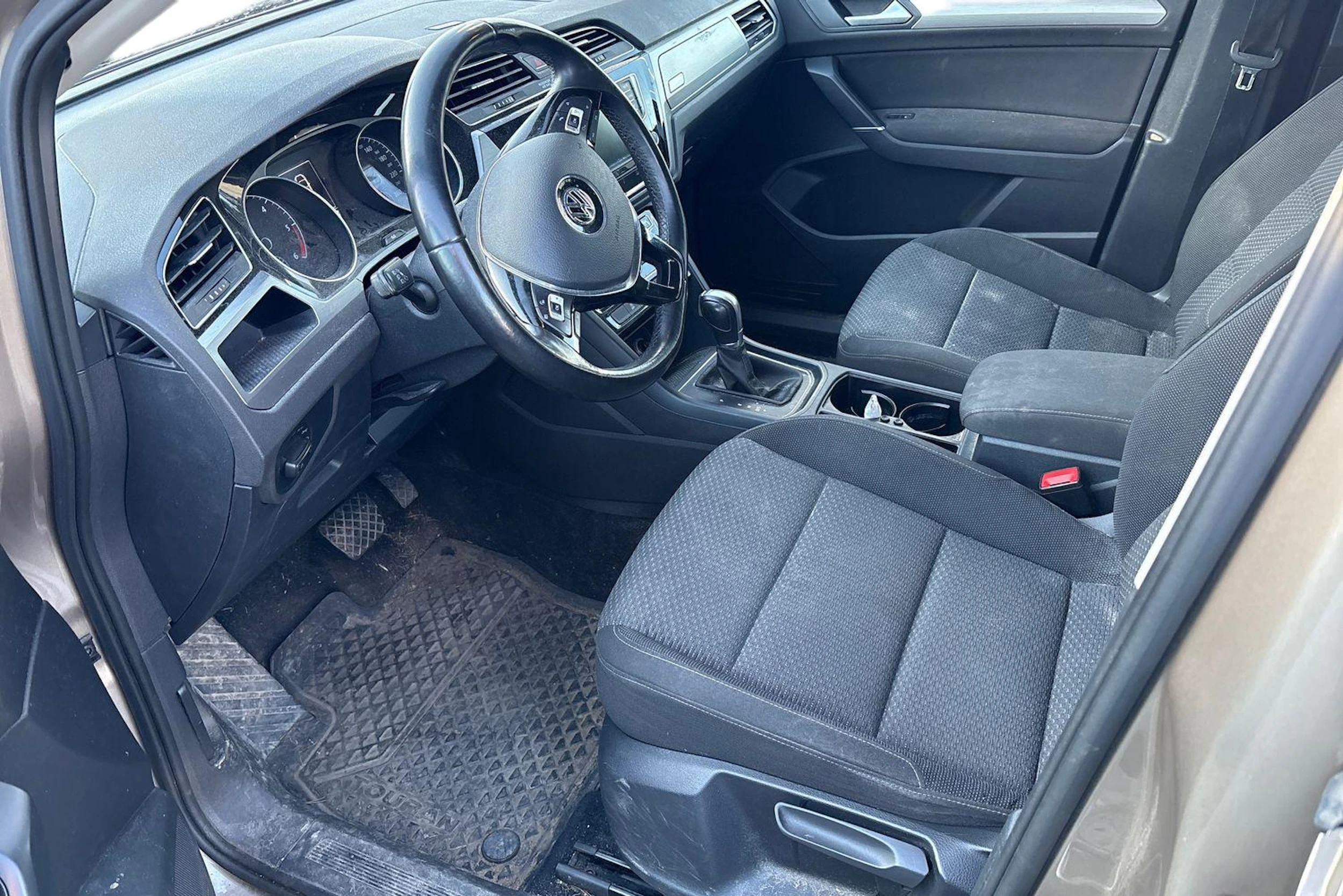 ruskea (beige) Volkswagen Touran 2016 kuva 3.