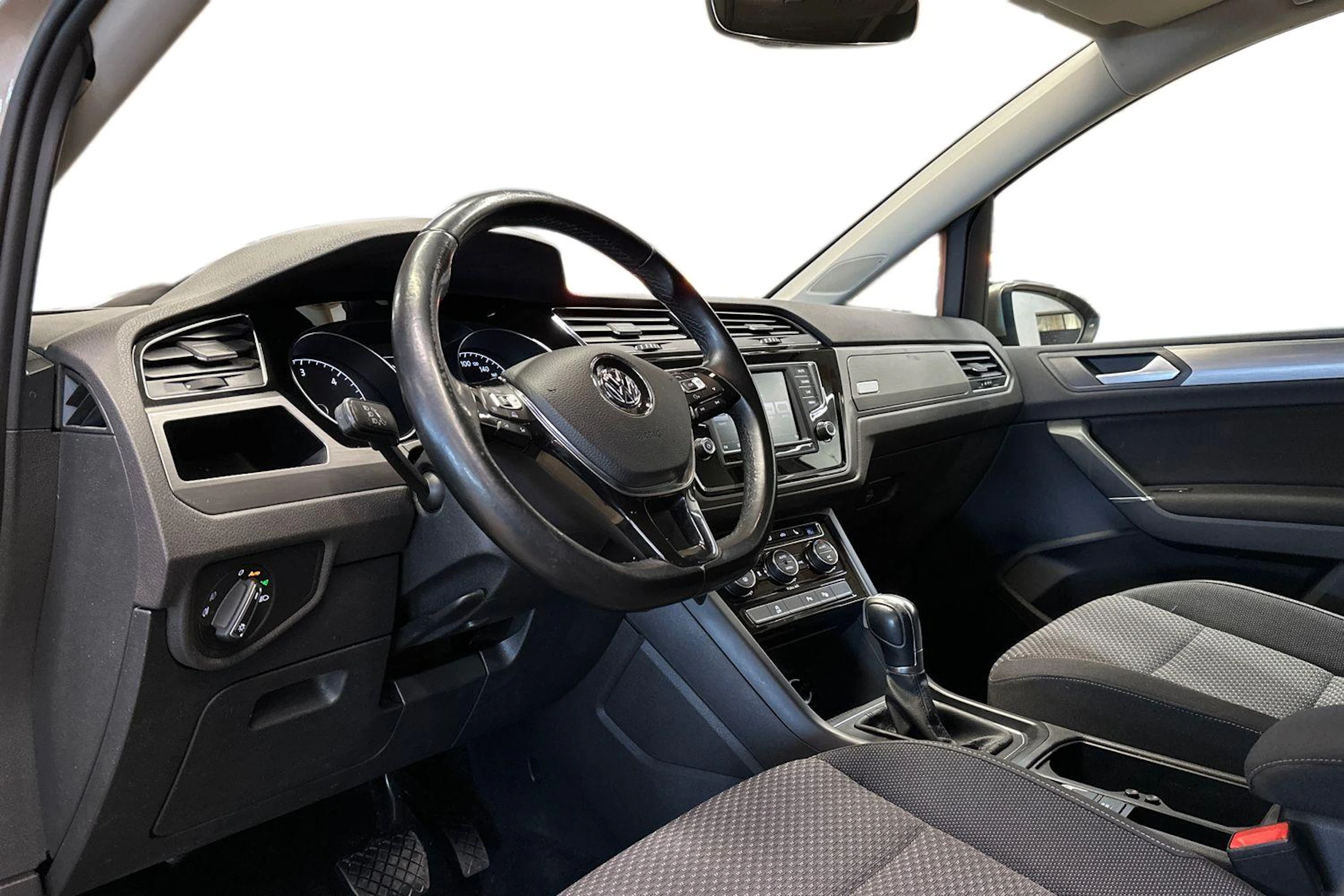 ruskea (beige) Volkswagen Touran 2016 kuva 6.