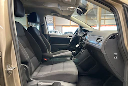 ruskea (beige) Volkswagen Touran 2016 kuva 11.