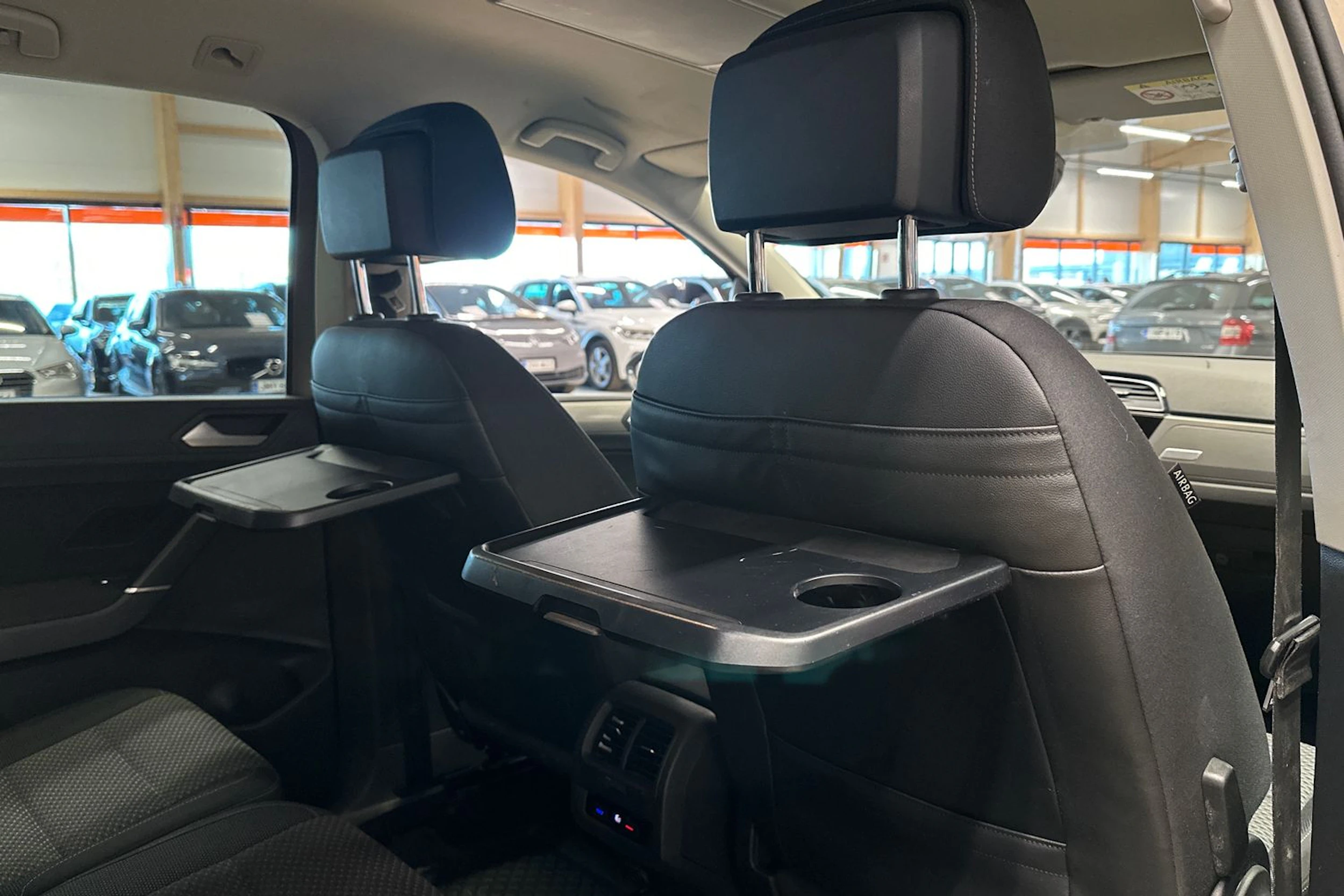 ruskea (beige) Volkswagen Touran 2016 kuva 12.