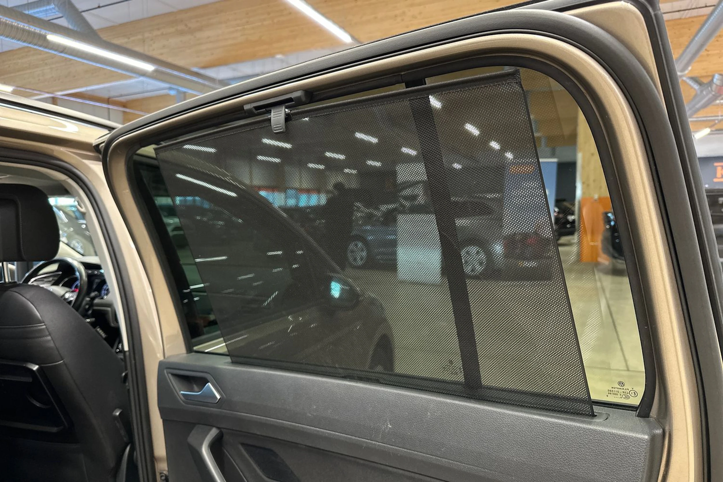 ruskea (beige) Volkswagen Touran 2016 kuva 14.