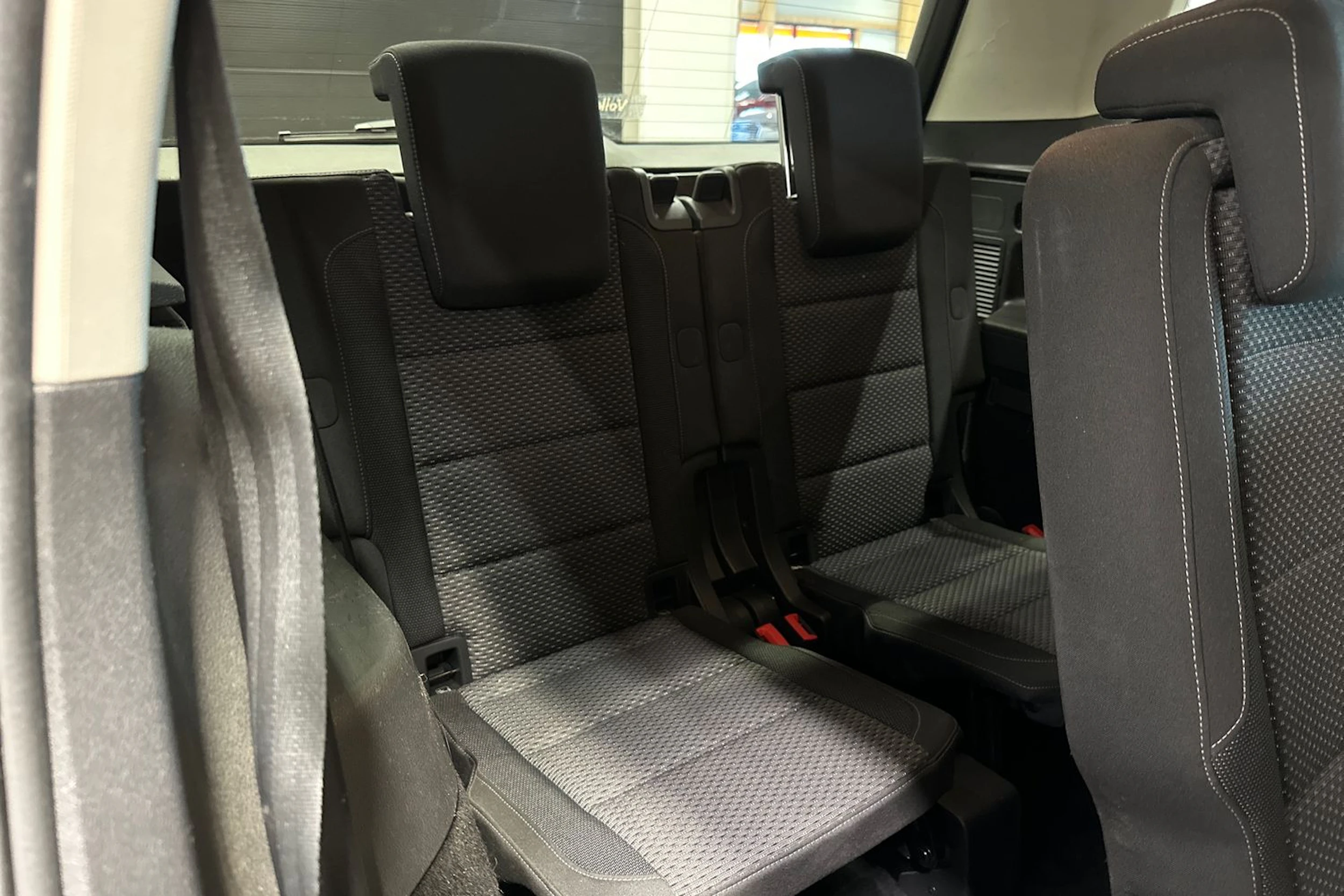 ruskea (beige) Volkswagen Touran 2016 kuva 15.