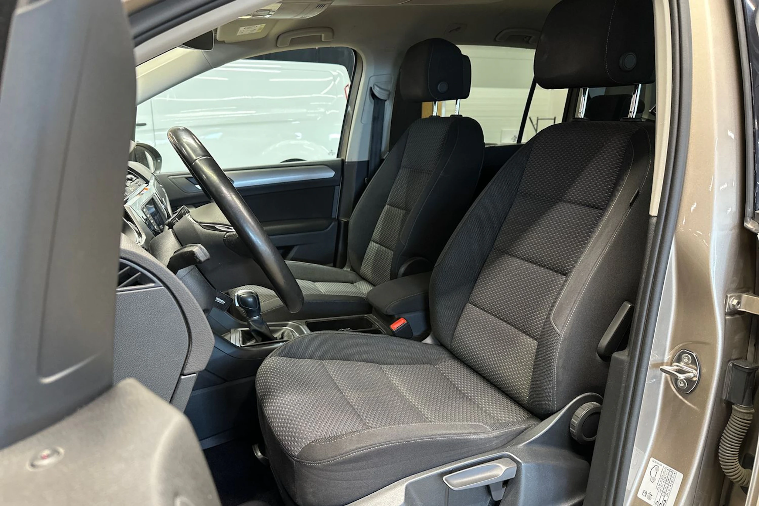 ruskea (beige) Volkswagen Touran 2016 kuva 16.