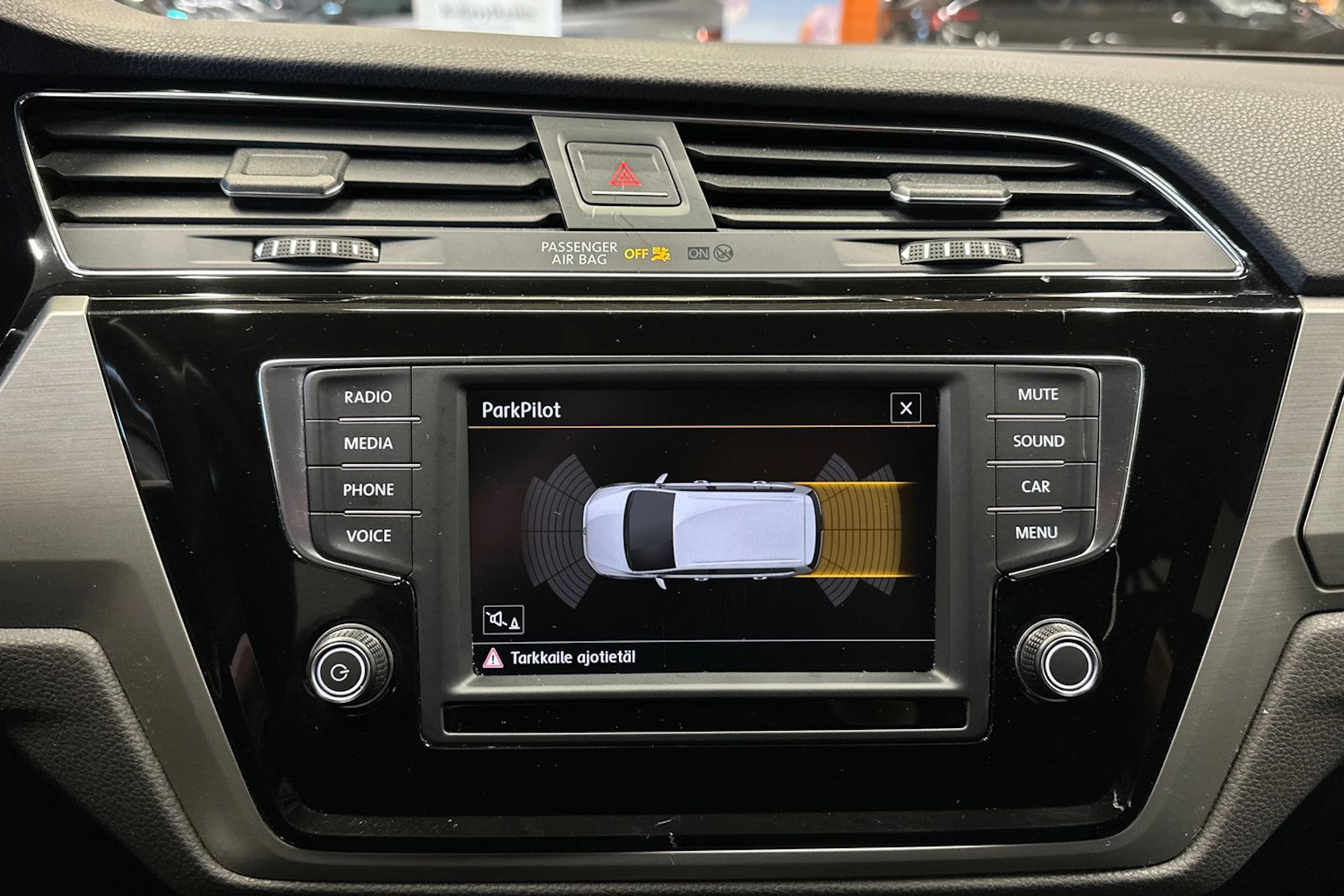 ruskea (beige) Volkswagen Touran 2016 kuva 17.