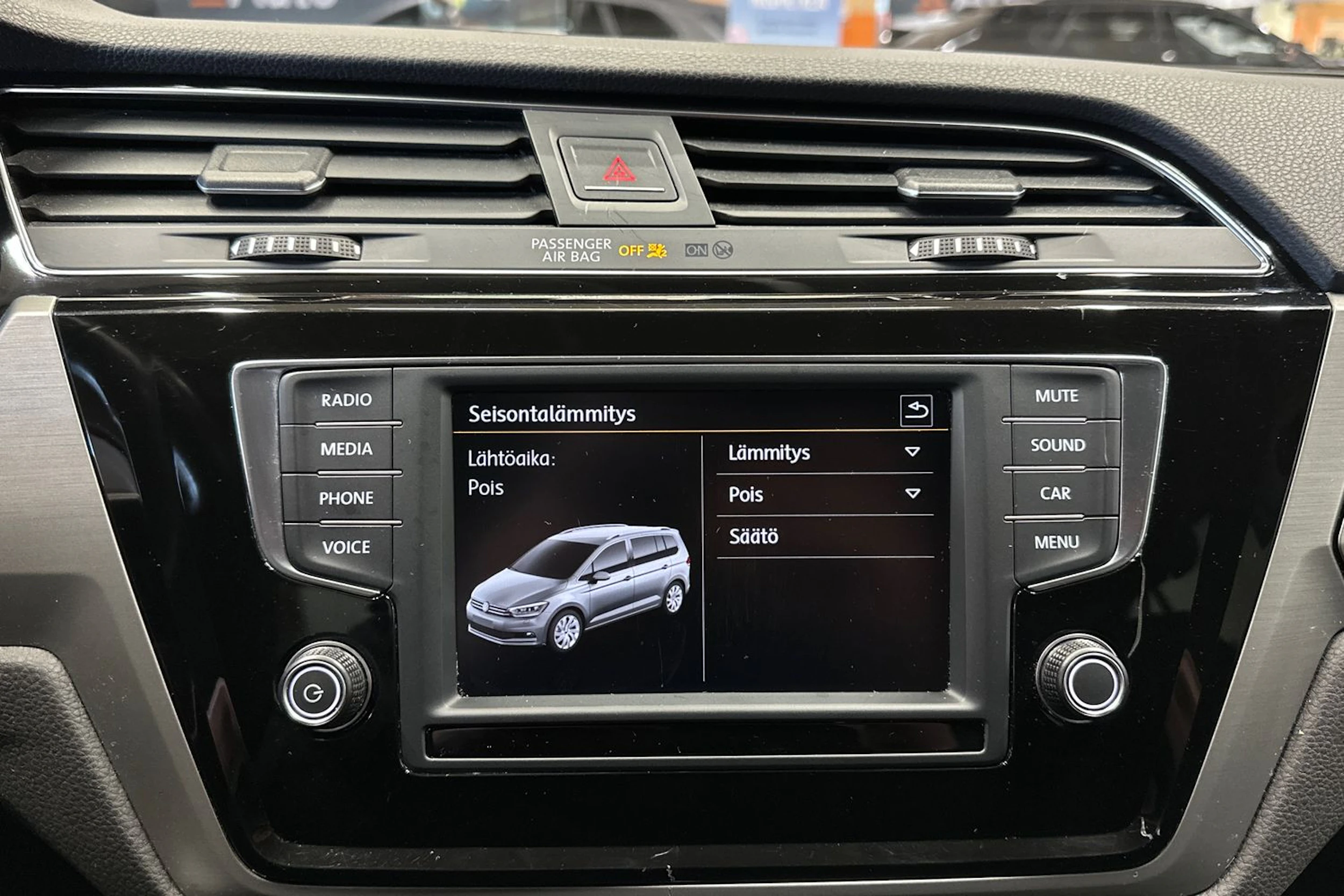 ruskea (beige) Volkswagen Touran 2016 kuva 18.